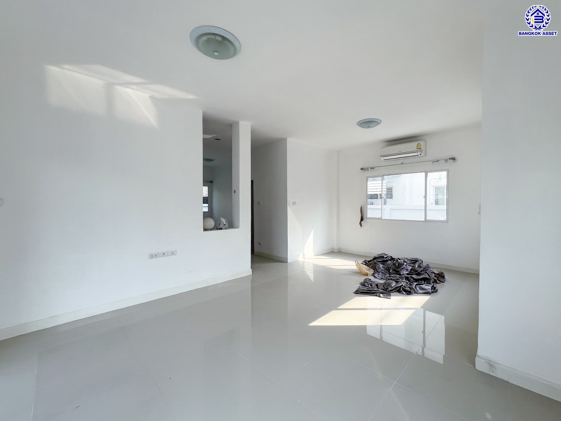 *****บ้านเดี่ยวมือสอง โครงการ แลนซีโอคริป รัตนาธิเบศร์ หลังมุม เนื้อที่ 51.80 ตร.ว. พื้นที่ใช้สอย 145 ตร.ม. ฟังก์ชัน 3 ห้องนอน 2 ห้องน้ำ 2 ที่จอดรถ บนทำเลเดินทางสะดวก เชื่อมต่อถนนราชพฤกษ์ ถนนชัยพฤกษ์ ถนนรัตนาธิเบศร์ ใกล้รถไฟฟ้าสายสีม่วง "สถานีไทรม้า" และจุดขึ้นทางด่วน "ศรีรัช"