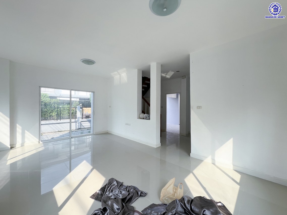 *****บ้านเดี่ยวมือสอง โครงการ แลนซีโอคริป รัตนาธิเบศร์ หลังมุม เนื้อที่ 51.80 ตร.ว. พื้นที่ใช้สอย 145 ตร.ม. ฟังก์ชัน 3 ห้องนอน 2 ห้องน้ำ 2 ที่จอดรถ บนทำเลเดินทางสะดวก เชื่อมต่อถนนราชพฤกษ์ ถนนชัยพฤกษ์ ถนนรัตนาธิเบศร์ ใกล้รถไฟฟ้าสายสีม่วง "สถานีไทรม้า" และจุดขึ้นทางด่วน "ศรีรัช"