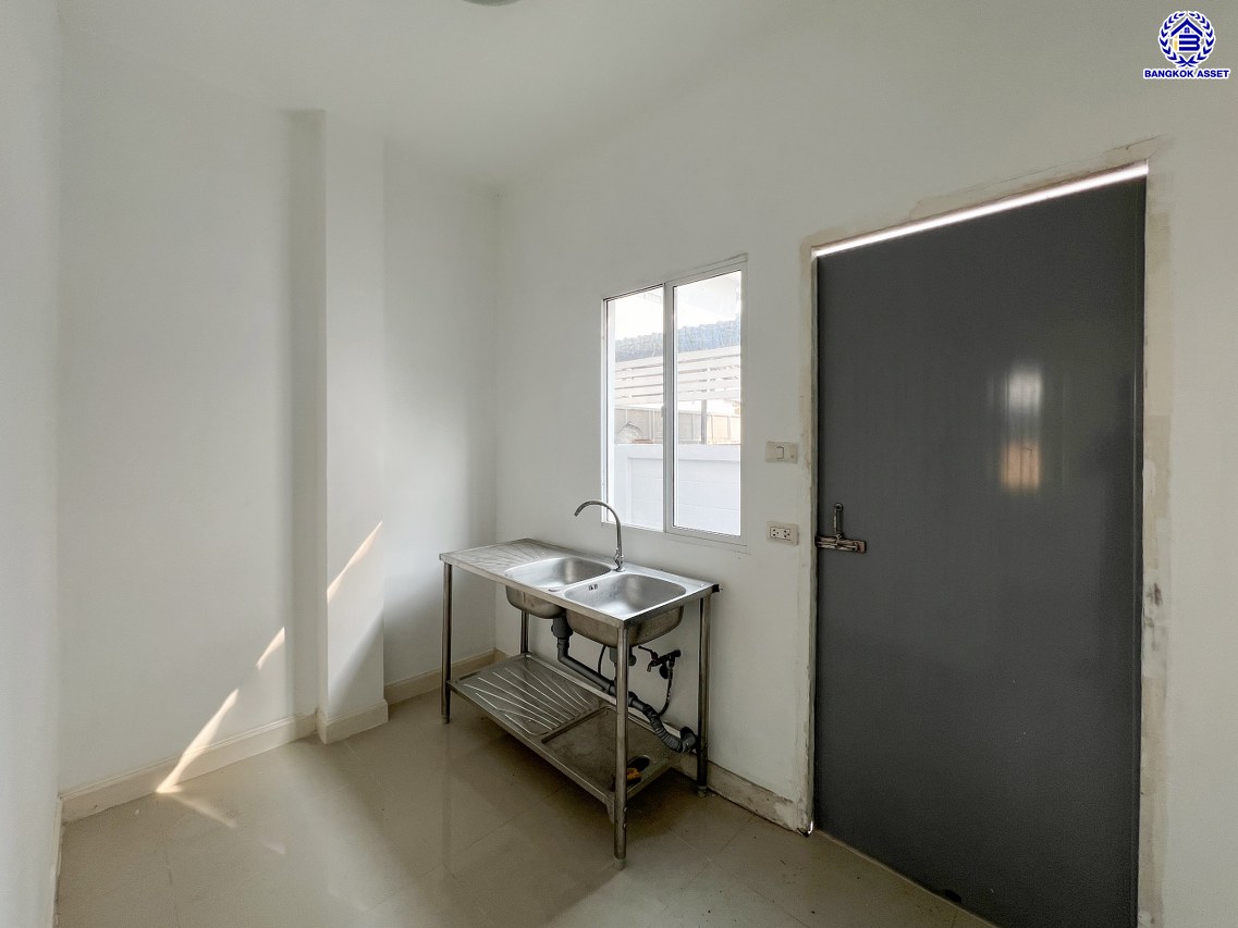 *****บ้านเดี่ยวมือสอง โครงการ แลนซีโอคริป รัตนาธิเบศร์ หลังมุม เนื้อที่ 51.80 ตร.ว. พื้นที่ใช้สอย 145 ตร.ม. ฟังก์ชัน 3 ห้องนอน 2 ห้องน้ำ 2 ที่จอดรถ บนทำเลเดินทางสะดวก เชื่อมต่อถนนราชพฤกษ์ ถนนชัยพฤกษ์ ถนนรัตนาธิเบศร์ ใกล้รถไฟฟ้าสายสีม่วง "สถานีไทรม้า" และจุดขึ้นทางด่วน "ศรีรัช"