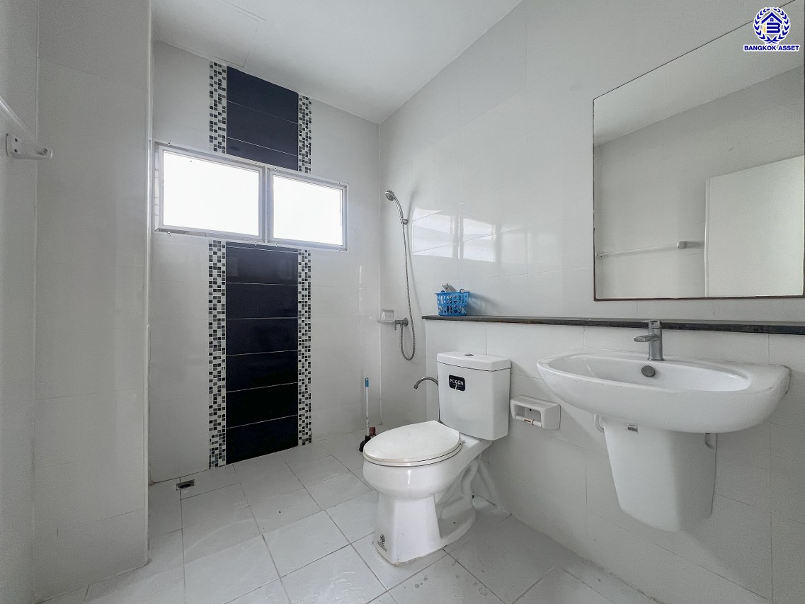 *****บ้านเดี่ยวมือสอง โครงการ แลนซีโอคริป รัตนาธิเบศร์ หลังมุม เนื้อที่ 51.80 ตร.ว. พื้นที่ใช้สอย 145 ตร.ม. ฟังก์ชัน 3 ห้องนอน 2 ห้องน้ำ 2 ที่จอดรถ บนทำเลเดินทางสะดวก เชื่อมต่อถนนราชพฤกษ์ ถนนชัยพฤกษ์ ถนนรัตนาธิเบศร์ ใกล้รถไฟฟ้าสายสีม่วง "สถานีไทรม้า" และจุดขึ้นทางด่วน "ศรีรัช"