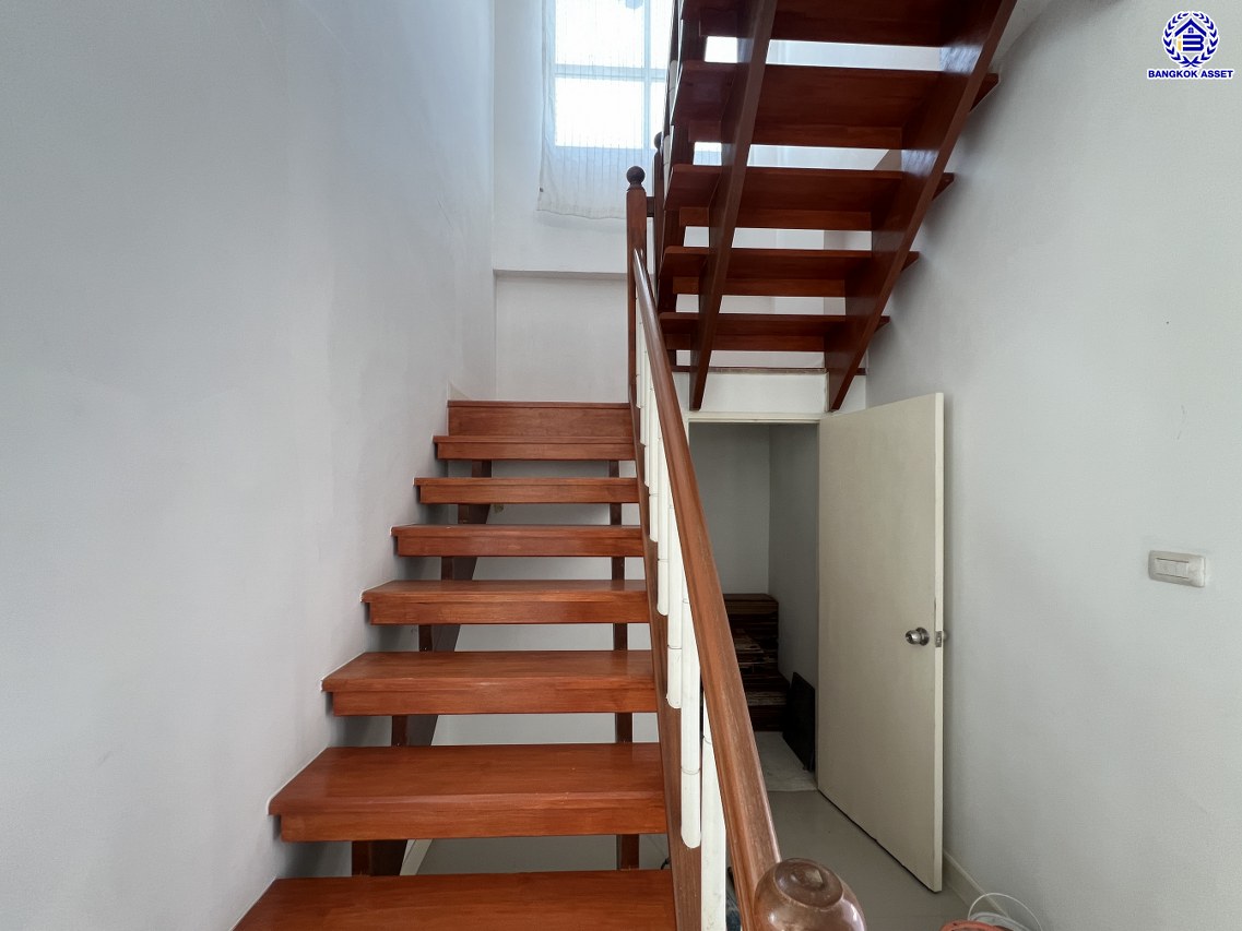 *****บ้านเดี่ยวมือสอง โครงการ แลนซีโอคริป รัตนาธิเบศร์ หลังมุม เนื้อที่ 51.80 ตร.ว. พื้นที่ใช้สอย 145 ตร.ม. ฟังก์ชัน 3 ห้องนอน 2 ห้องน้ำ 2 ที่จอดรถ บนทำเลเดินทางสะดวก เชื่อมต่อถนนราชพฤกษ์ ถนนชัยพฤกษ์ ถนนรัตนาธิเบศร์ ใกล้รถไฟฟ้าสายสีม่วง "สถานีไทรม้า" และจุดขึ้นทางด่วน "ศรีรัช"