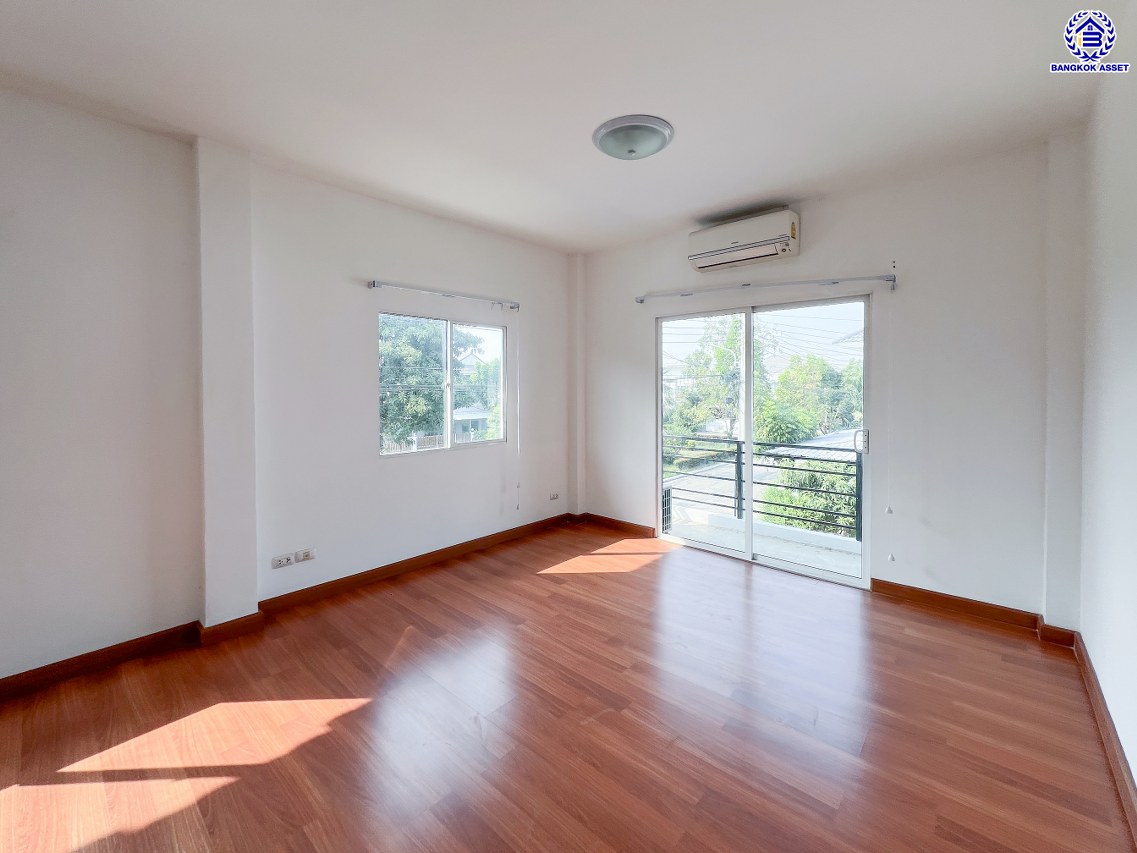 *****บ้านเดี่ยวมือสอง โครงการ แลนซีโอคริป รัตนาธิเบศร์ หลังมุม เนื้อที่ 51.80 ตร.ว. พื้นที่ใช้สอย 145 ตร.ม. ฟังก์ชัน 3 ห้องนอน 2 ห้องน้ำ 2 ที่จอดรถ บนทำเลเดินทางสะดวก เชื่อมต่อถนนราชพฤกษ์ ถนนชัยพฤกษ์ ถนนรัตนาธิเบศร์ ใกล้รถไฟฟ้าสายสีม่วง "สถานีไทรม้า" และจุดขึ้นทางด่วน "ศรีรัช"