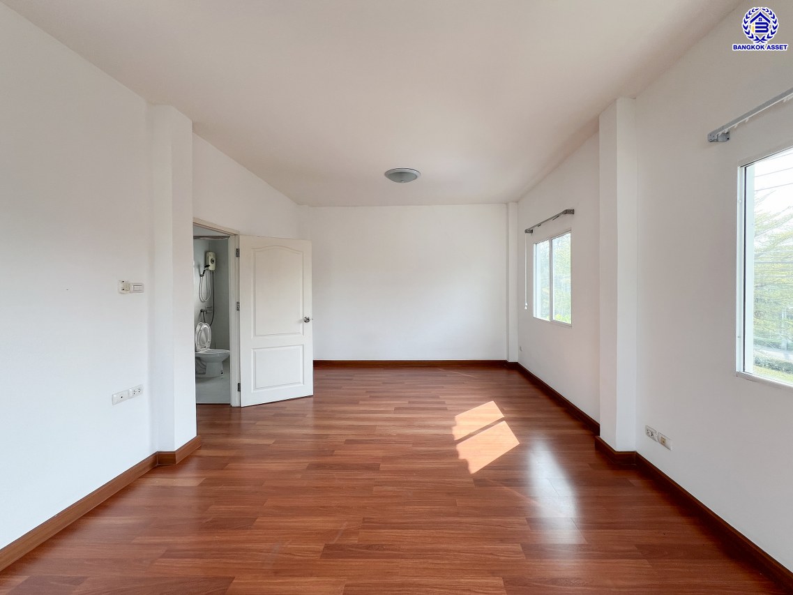 *****บ้านเดี่ยวมือสอง โครงการ แลนซีโอคริป รัตนาธิเบศร์ หลังมุม เนื้อที่ 51.80 ตร.ว. พื้นที่ใช้สอย 145 ตร.ม. ฟังก์ชัน 3 ห้องนอน 2 ห้องน้ำ 2 ที่จอดรถ บนทำเลเดินทางสะดวก เชื่อมต่อถนนราชพฤกษ์ ถนนชัยพฤกษ์ ถนนรัตนาธิเบศร์ ใกล้รถไฟฟ้าสายสีม่วง "สถานีไทรม้า" และจุดขึ้นทางด่วน "ศรีรัช"