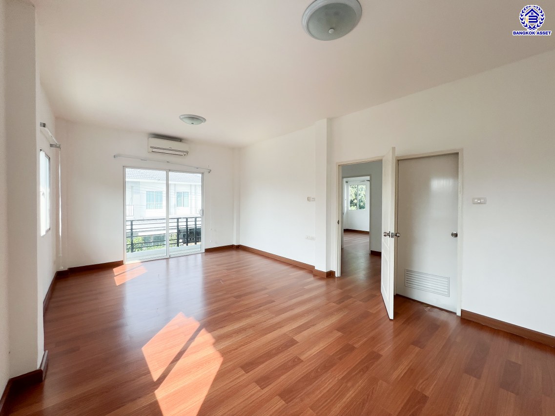 *****บ้านเดี่ยวมือสอง โครงการ แลนซีโอคริป รัตนาธิเบศร์ หลังมุม เนื้อที่ 51.80 ตร.ว. พื้นที่ใช้สอย 145 ตร.ม. ฟังก์ชัน 3 ห้องนอน 2 ห้องน้ำ 2 ที่จอดรถ บนทำเลเดินทางสะดวก เชื่อมต่อถนนราชพฤกษ์ ถนนชัยพฤกษ์ ถนนรัตนาธิเบศร์ ใกล้รถไฟฟ้าสายสีม่วง "สถานีไทรม้า" และจุดขึ้นทางด่วน "ศรีรัช"