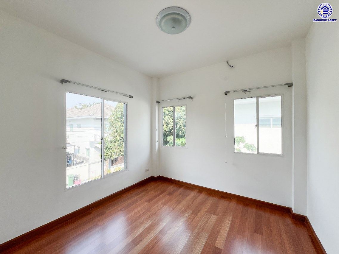 *****บ้านเดี่ยวมือสอง โครงการ แลนซีโอคริป รัตนาธิเบศร์ หลังมุม เนื้อที่ 51.80 ตร.ว. พื้นที่ใช้สอย 145 ตร.ม. ฟังก์ชัน 3 ห้องนอน 2 ห้องน้ำ 2 ที่จอดรถ บนทำเลเดินทางสะดวก เชื่อมต่อถนนราชพฤกษ์ ถนนชัยพฤกษ์ ถนนรัตนาธิเบศร์ ใกล้รถไฟฟ้าสายสีม่วง "สถานีไทรม้า" และจุดขึ้นทางด่วน "ศรีรัช"