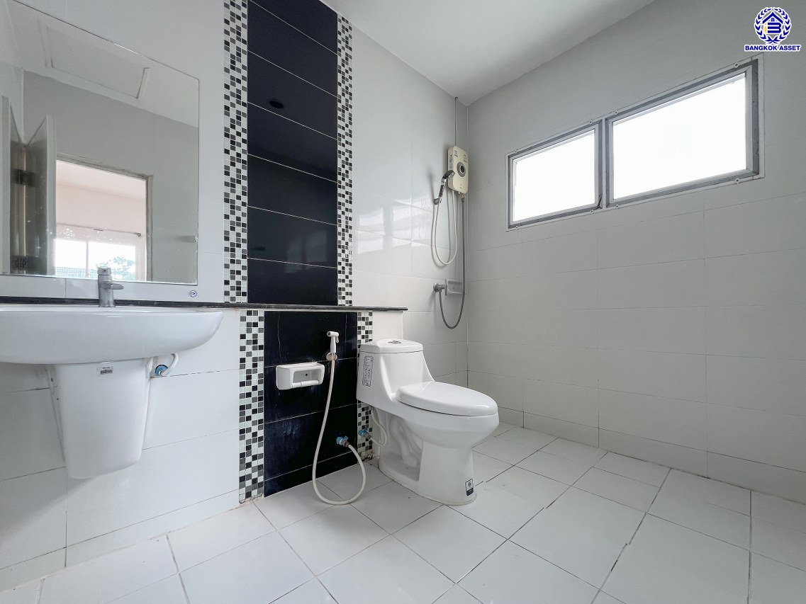 *****บ้านเดี่ยวมือสอง โครงการ แลนซีโอคริป รัตนาธิเบศร์ หลังมุม เนื้อที่ 51.80 ตร.ว. พื้นที่ใช้สอย 145 ตร.ม. ฟังก์ชัน 3 ห้องนอน 2 ห้องน้ำ 2 ที่จอดรถ บนทำเลเดินทางสะดวก เชื่อมต่อถนนราชพฤกษ์ ถนนชัยพฤกษ์ ถนนรัตนาธิเบศร์ ใกล้รถไฟฟ้าสายสีม่วง "สถานีไทรม้า" และจุดขึ้นทางด่วน "ศรีรัช"