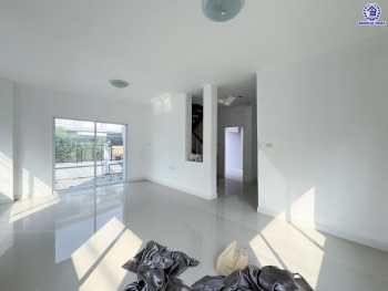 *****บ้านเดี่ยวมือสอง โครงการ แลนซีโอคริป รัตนาธิเบศร์ หลังมุม เนื้อที่ 51.80 ตร.ว. พื้นที่ใช้สอย 145 ตร.ม. ฟังก์ชัน 3 ห้องนอน 2 ห้องน้ำ 2 ที่จอดรถ บนทำเลเดินทางสะดวก เชื่อมต่อถนนราชพฤกษ์ ถนนชัยพฤกษ์ ถนนรัตนาธิเบศร์ ใกล้รถไฟฟ้าสายสีม่วง "สถานีไทรม้า" และจุดขึ้นทางด่วน "ศรีรัช"