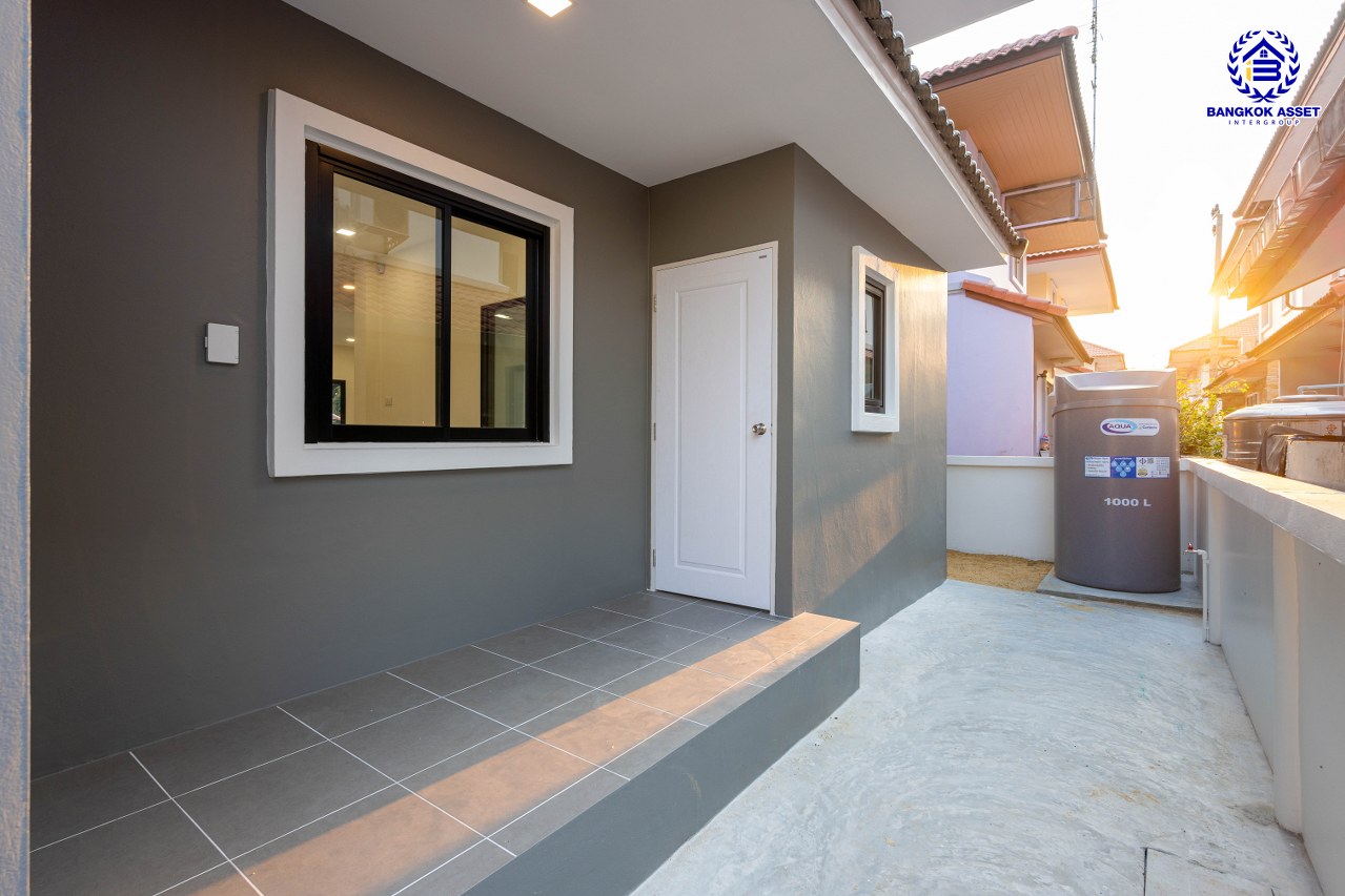 บ้านเดี่ยวมือสองตกแต่งใหม่ โครงการ The Greeny  บางบอน เนื้อที่ดิน 50 ตร.ว. พื้นที่ใช้สอย 293.96 ตร.ม. ฟังก์ชัน 3 ห้องนอน 2 ห้องน้ำ จอดรถได้ 2 คัน บนทำเลเดินทางสะดวก ใกล้ The Mall บางแค รถไฟฟ้าสายสีน้ำเงิน "สถานีหลักสอง"และ จุดขึ้นทางด่วน "พระราม2"