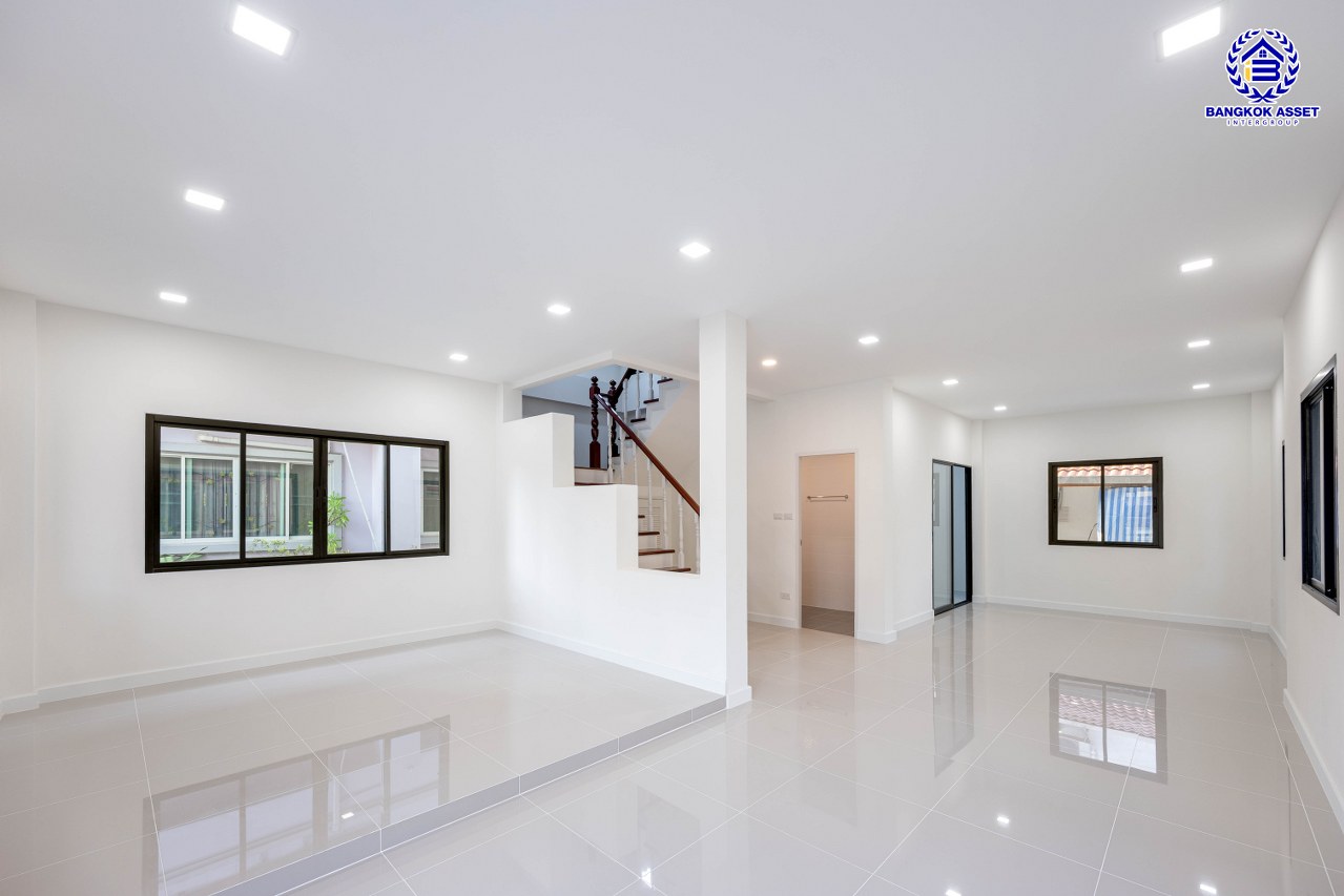 บ้านเดี่ยวมือสองตกแต่งใหม่ โครงการ The Greeny  บางบอน เนื้อที่ดิน 50 ตร.ว. พื้นที่ใช้สอย 293.96 ตร.ม. ฟังก์ชัน 3 ห้องนอน 2 ห้องน้ำ จอดรถได้ 2 คัน บนทำเลเดินทางสะดวก ใกล้ The Mall บางแค รถไฟฟ้าสายสีน้ำเงิน "สถานีหลักสอง"และ จุดขึ้นทางด่วน "พระราม2"