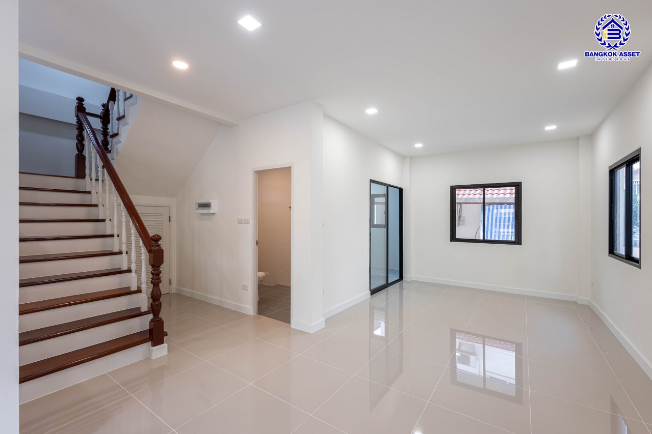 บ้านเดี่ยวมือสองตกแต่งใหม่ โครงการ The Greeny  บางบอน เนื้อที่ดิน 50 ตร.ว. พื้นที่ใช้สอย 293.96 ตร.ม. ฟังก์ชัน 3 ห้องนอน 2 ห้องน้ำ จอดรถได้ 2 คัน บนทำเลเดินทางสะดวก ใกล้ The Mall บางแค รถไฟฟ้าสายสีน้ำเงิน "สถานีหลักสอง"และ จุดขึ้นทางด่วน "พระราม2"