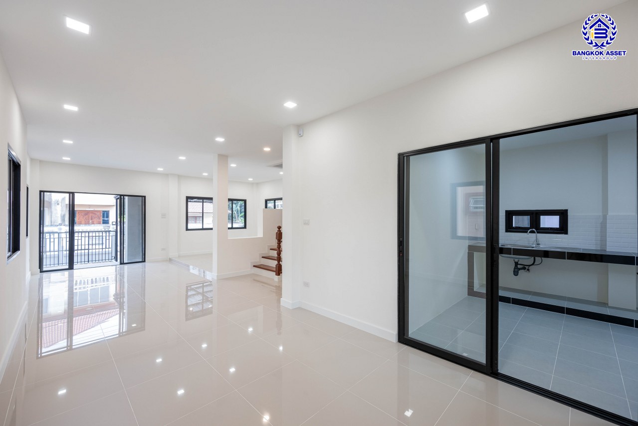 บ้านเดี่ยวมือสองตกแต่งใหม่ โครงการ The Greeny  บางบอน เนื้อที่ดิน 50 ตร.ว. พื้นที่ใช้สอย 293.96 ตร.ม. ฟังก์ชัน 3 ห้องนอน 2 ห้องน้ำ จอดรถได้ 2 คัน บนทำเลเดินทางสะดวก ใกล้ The Mall บางแค รถไฟฟ้าสายสีน้ำเงิน "สถานีหลักสอง"และ จุดขึ้นทางด่วน "พระราม2"