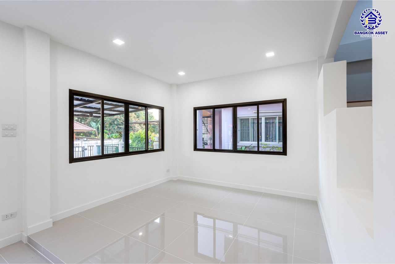 บ้านเดี่ยวมือสองตกแต่งใหม่ โครงการ The Greeny  บางบอน เนื้อที่ดิน 50 ตร.ว. พื้นที่ใช้สอย 293.96 ตร.ม. ฟังก์ชัน 3 ห้องนอน 2 ห้องน้ำ จอดรถได้ 2 คัน บนทำเลเดินทางสะดวก ใกล้ The Mall บางแค รถไฟฟ้าสายสีน้ำเงิน "สถานีหลักสอง"และ จุดขึ้นทางด่วน "พระราม2"