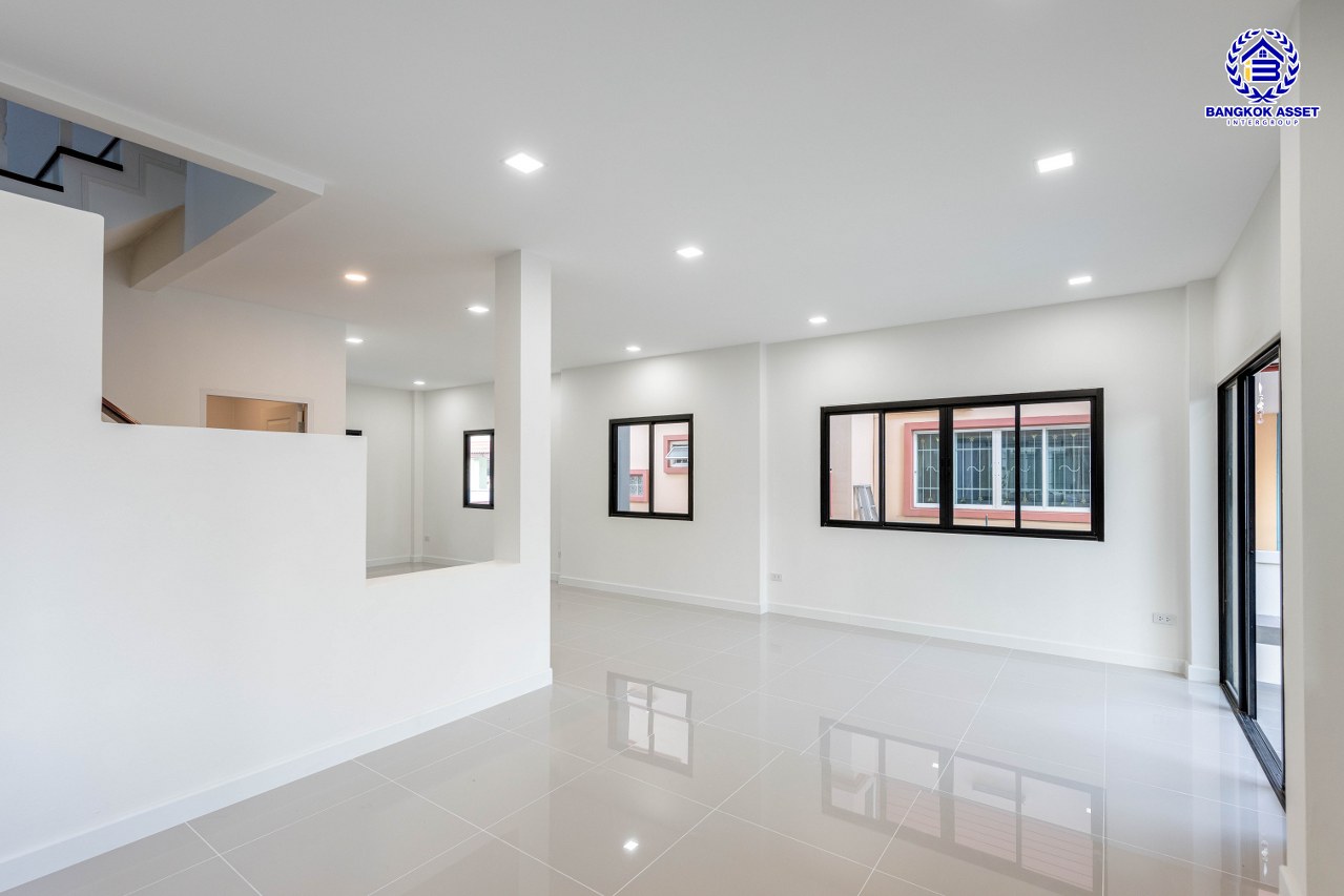 บ้านเดี่ยวมือสองตกแต่งใหม่ โครงการ The Greeny  บางบอน เนื้อที่ดิน 50 ตร.ว. พื้นที่ใช้สอย 293.96 ตร.ม. ฟังก์ชัน 3 ห้องนอน 2 ห้องน้ำ จอดรถได้ 2 คัน บนทำเลเดินทางสะดวก ใกล้ The Mall บางแค รถไฟฟ้าสายสีน้ำเงิน "สถานีหลักสอง"และ จุดขึ้นทางด่วน "พระราม2"