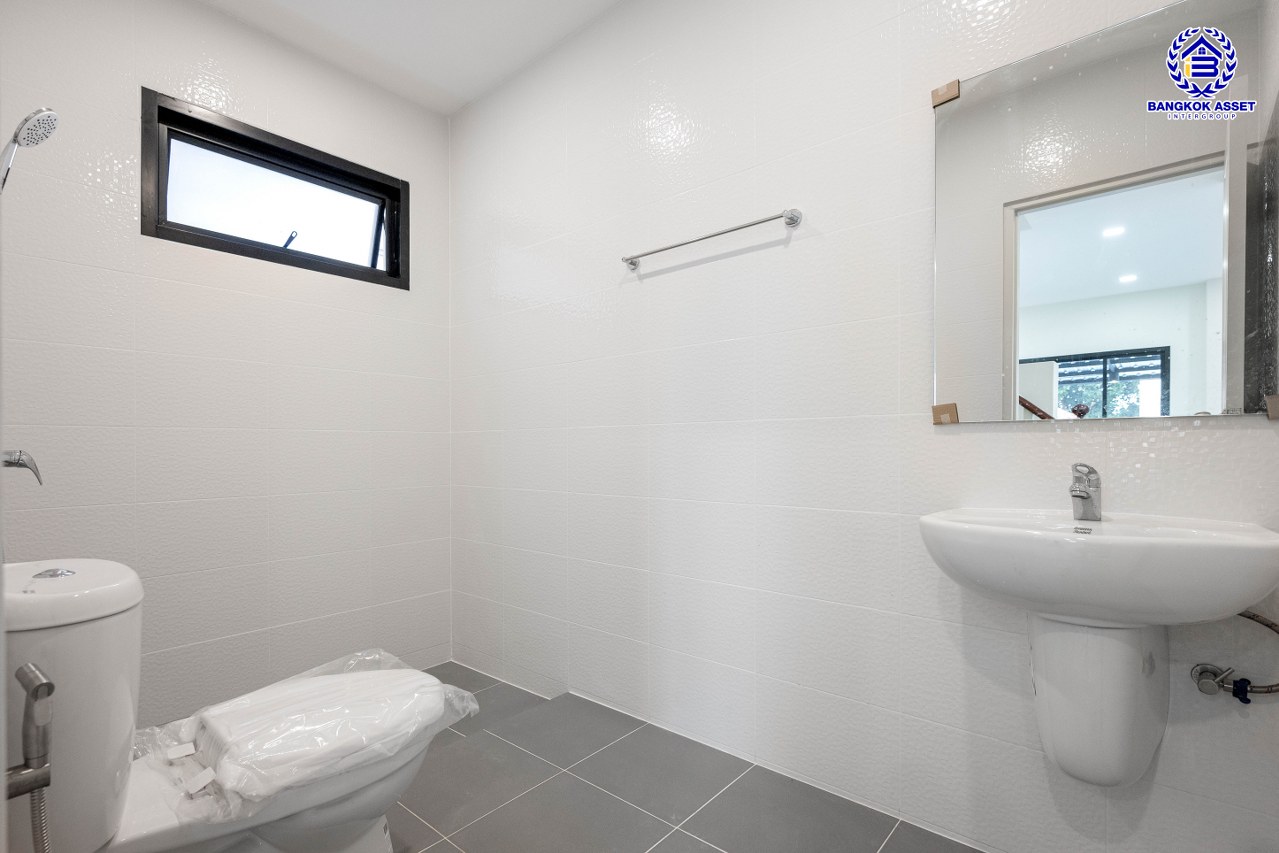 บ้านเดี่ยวมือสองตกแต่งใหม่ โครงการ The Greeny  บางบอน เนื้อที่ดิน 50 ตร.ว. พื้นที่ใช้สอย 293.96 ตร.ม. ฟังก์ชัน 3 ห้องนอน 2 ห้องน้ำ จอดรถได้ 2 คัน บนทำเลเดินทางสะดวก ใกล้ The Mall บางแค รถไฟฟ้าสายสีน้ำเงิน "สถานีหลักสอง"และ จุดขึ้นทางด่วน "พระราม2"