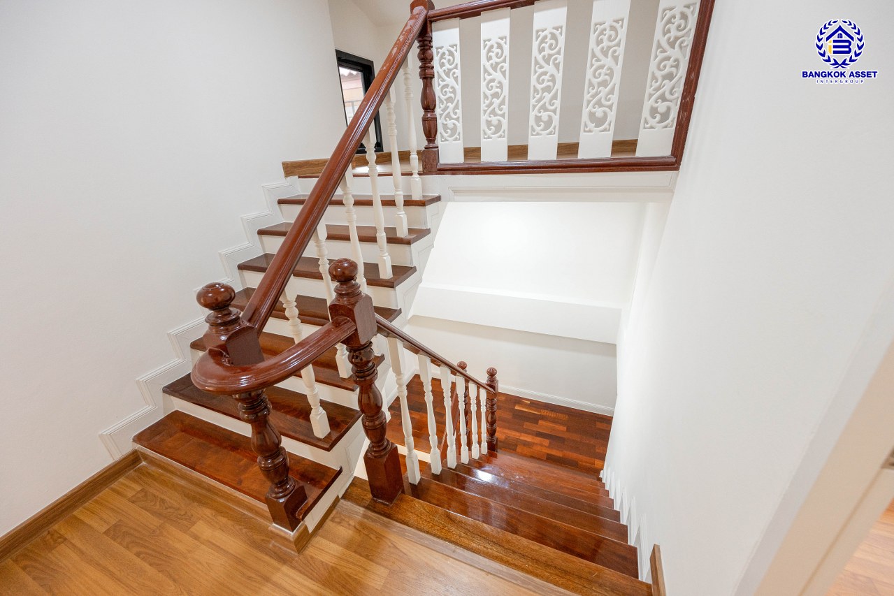 บ้านเดี่ยวมือสองตกแต่งใหม่ โครงการ The Greeny  บางบอน เนื้อที่ดิน 50 ตร.ว. พื้นที่ใช้สอย 293.96 ตร.ม. ฟังก์ชัน 3 ห้องนอน 2 ห้องน้ำ จอดรถได้ 2 คัน บนทำเลเดินทางสะดวก ใกล้ The Mall บางแค รถไฟฟ้าสายสีน้ำเงิน "สถานีหลักสอง"และ จุดขึ้นทางด่วน "พระราม2"