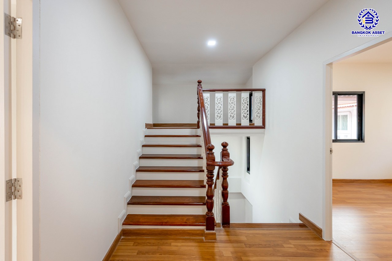 บ้านเดี่ยวมือสองตกแต่งใหม่ โครงการ The Greeny  บางบอน เนื้อที่ดิน 50 ตร.ว. พื้นที่ใช้สอย 293.96 ตร.ม. ฟังก์ชัน 3 ห้องนอน 2 ห้องน้ำ จอดรถได้ 2 คัน บนทำเลเดินทางสะดวก ใกล้ The Mall บางแค รถไฟฟ้าสายสีน้ำเงิน "สถานีหลักสอง"และ จุดขึ้นทางด่วน "พระราม2"