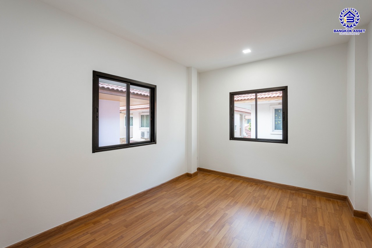 บ้านเดี่ยวมือสองตกแต่งใหม่ โครงการ The Greeny  บางบอน เนื้อที่ดิน 50 ตร.ว. พื้นที่ใช้สอย 293.96 ตร.ม. ฟังก์ชัน 3 ห้องนอน 2 ห้องน้ำ จอดรถได้ 2 คัน บนทำเลเดินทางสะดวก ใกล้ The Mall บางแค รถไฟฟ้าสายสีน้ำเงิน "สถานีหลักสอง"และ จุดขึ้นทางด่วน "พระราม2"