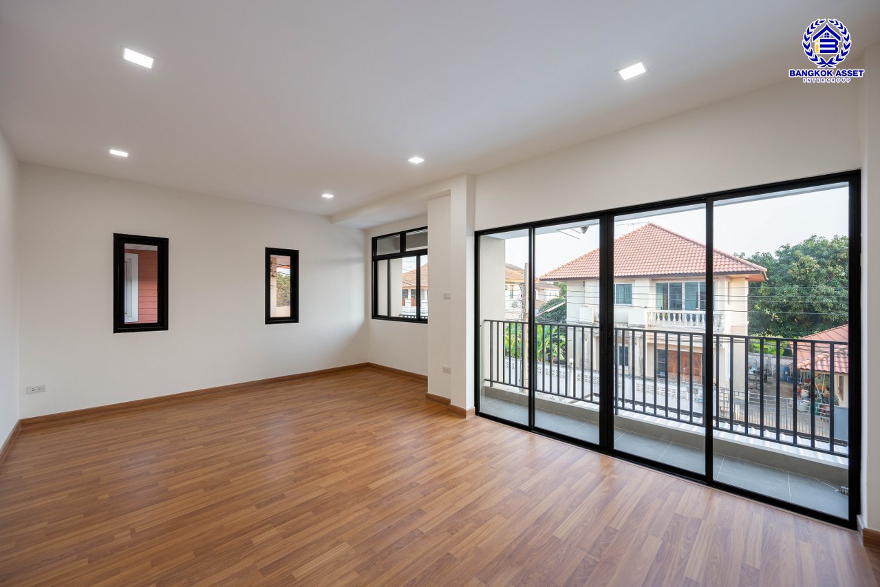 บ้านเดี่ยวมือสองตกแต่งใหม่ โครงการ The Greeny  บางบอน เนื้อที่ดิน 50 ตร.ว. พื้นที่ใช้สอย 293.96 ตร.ม. ฟังก์ชัน 3 ห้องนอน 2 ห้องน้ำ จอดรถได้ 2 คัน บนทำเลเดินทางสะดวก ใกล้ The Mall บางแค รถไฟฟ้าสายสีน้ำเงิน "สถานีหลักสอง"และ จุดขึ้นทางด่วน "พระราม2"