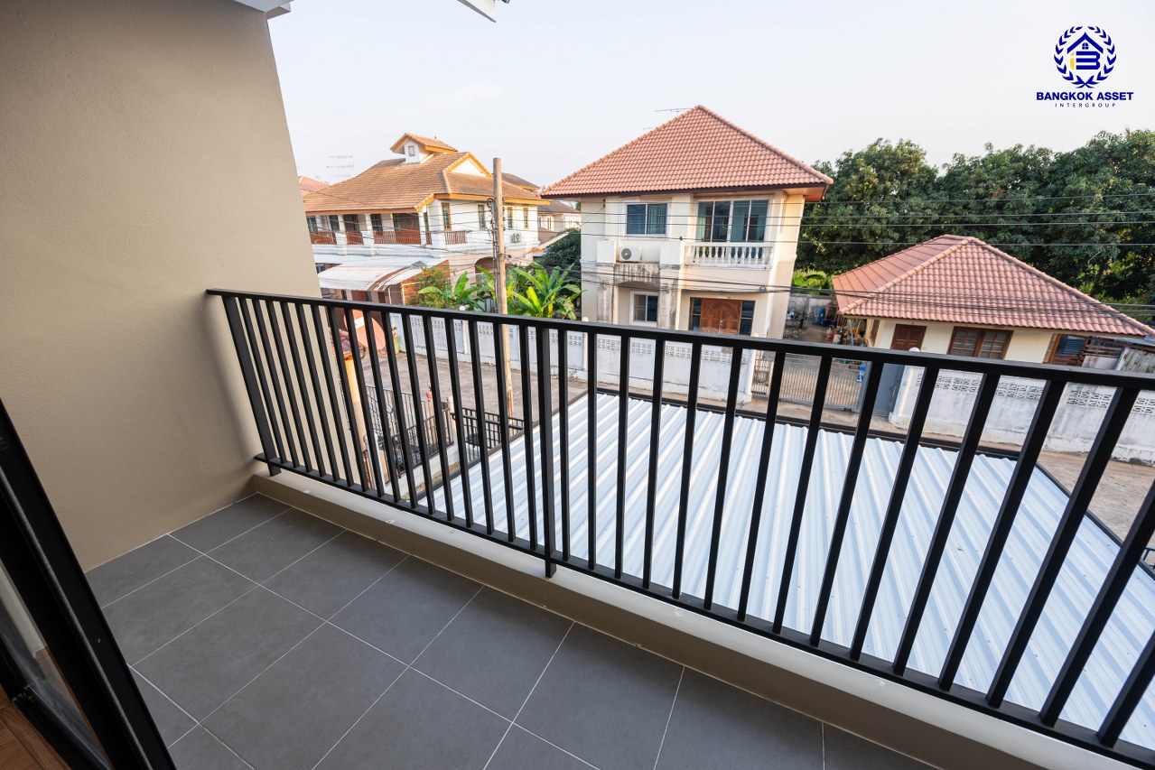 บ้านเดี่ยวมือสองตกแต่งใหม่ โครงการ The Greeny  บางบอน เนื้อที่ดิน 50 ตร.ว. พื้นที่ใช้สอย 293.96 ตร.ม. ฟังก์ชัน 3 ห้องนอน 2 ห้องน้ำ จอดรถได้ 2 คัน บนทำเลเดินทางสะดวก ใกล้ The Mall บางแค รถไฟฟ้าสายสีน้ำเงิน "สถานีหลักสอง"และ จุดขึ้นทางด่วน "พระราม2"