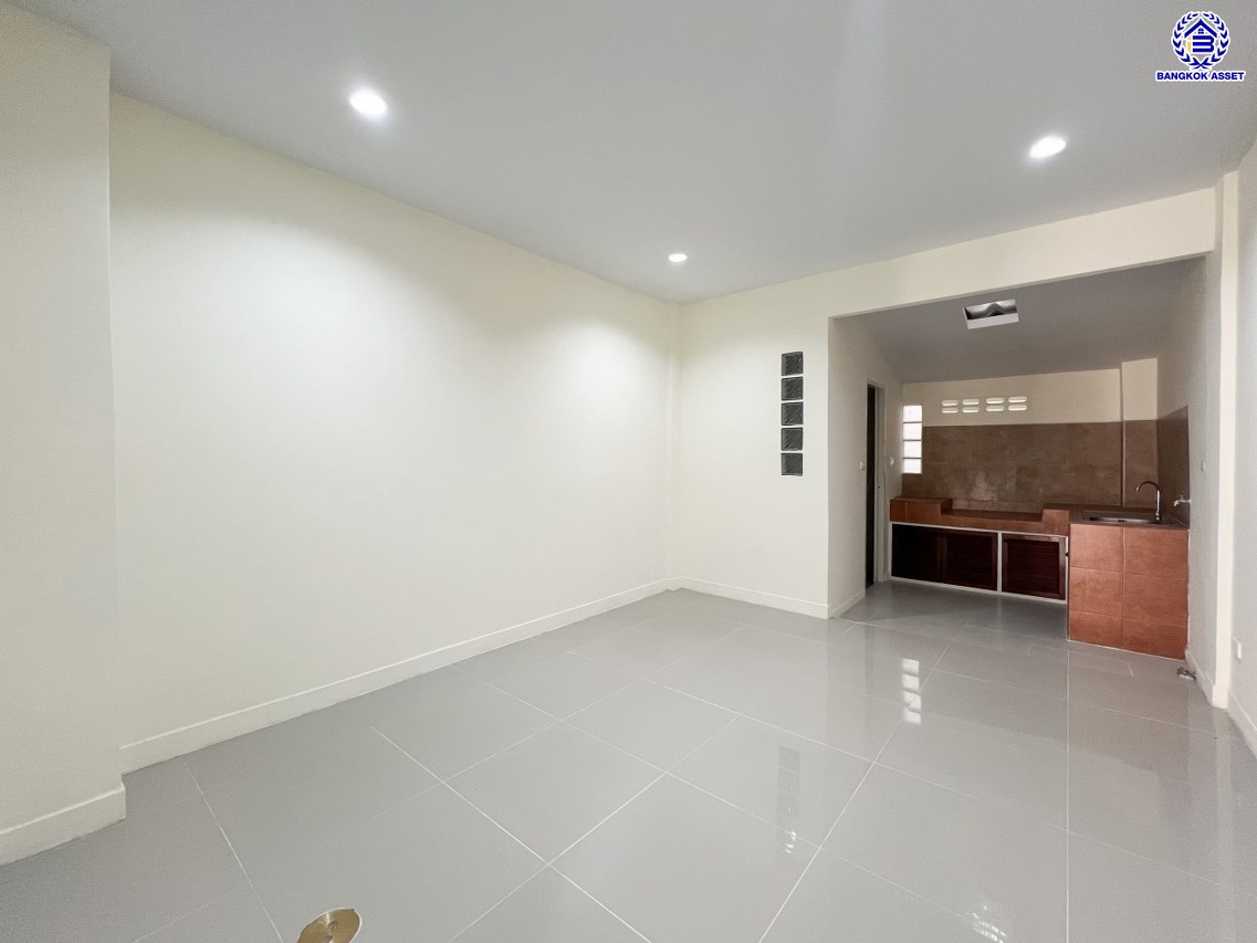 *****ทาวน์เฮ้าส์มือสองกรุงเทพมหานคร โครงการ ซอยลาดพร้าว48 เนื้อที่ 15 ตร.ว. พื้นที่ใช้สอย 120 ตร.ม. หงัก์ชั่น 2 ห้องนอน 2 ห้องน้ำ 1 ที่จอดรถ บนทำเลเชื่อมต่อหลายเส้นทาง ทั้งถนนลาดพร้าว, ถนนรัชดาภิเษก ใกล้โครงการรถไฟฟ้าสายสีเหลือง "สถานีภาวนา" และใกล้เซ็นทรัลลาดพร้าว