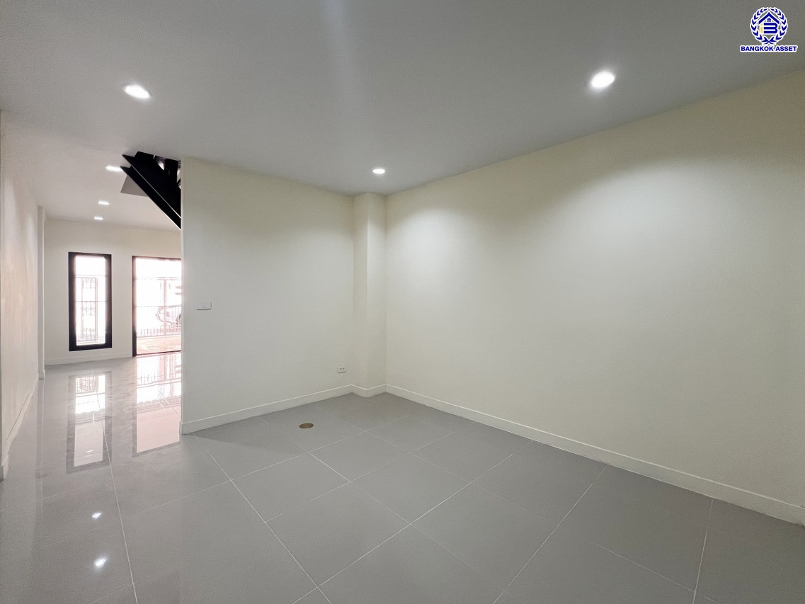 *****ทาวน์เฮ้าส์มือสองกรุงเทพมหานคร โครงการ ซอยลาดพร้าว48 เนื้อที่ 15 ตร.ว. พื้นที่ใช้สอย 120 ตร.ม. หงัก์ชั่น 2 ห้องนอน 2 ห้องน้ำ 1 ที่จอดรถ บนทำเลเชื่อมต่อหลายเส้นทาง ทั้งถนนลาดพร้าว, ถนนรัชดาภิเษก ใกล้โครงการรถไฟฟ้าสายสีเหลือง "สถานีภาวนา" และใกล้เซ็นทรัลลาดพร้าว