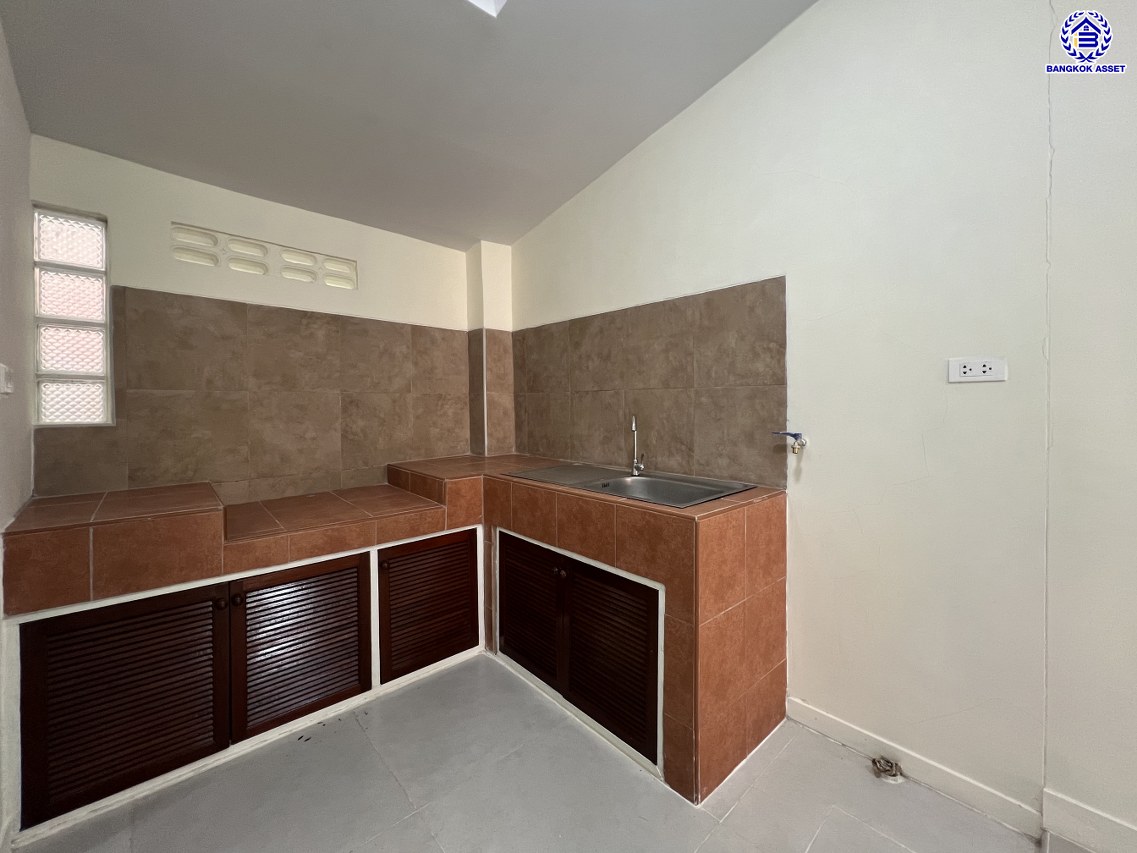 *****ทาวน์เฮ้าส์มือสองกรุงเทพมหานคร โครงการ ซอยลาดพร้าว48 เนื้อที่ 15 ตร.ว. พื้นที่ใช้สอย 120 ตร.ม. หงัก์ชั่น 2 ห้องนอน 2 ห้องน้ำ 1 ที่จอดรถ บนทำเลเชื่อมต่อหลายเส้นทาง ทั้งถนนลาดพร้าว, ถนนรัชดาภิเษก ใกล้โครงการรถไฟฟ้าสายสีเหลือง "สถานีภาวนา" และใกล้เซ็นทรัลลาดพร้าว