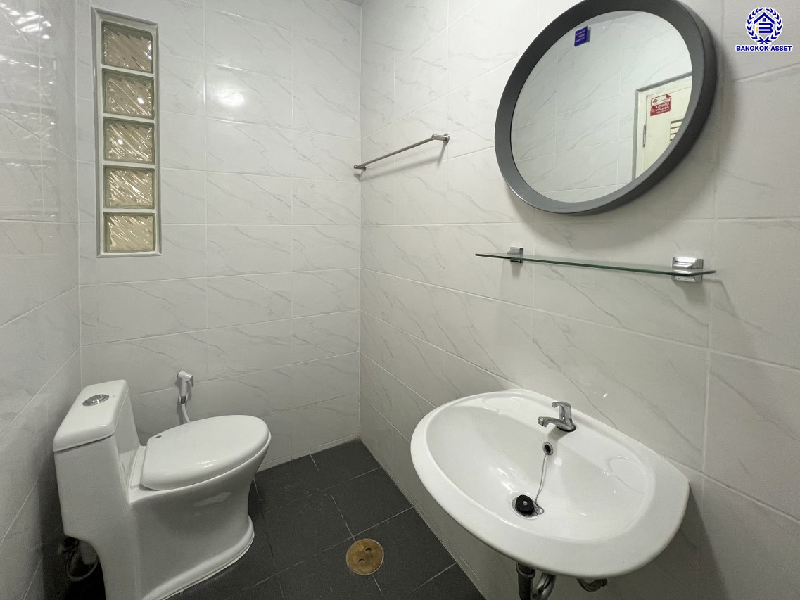 *****ทาวน์เฮ้าส์มือสองกรุงเทพมหานคร โครงการ ซอยลาดพร้าว48 เนื้อที่ 15 ตร.ว. พื้นที่ใช้สอย 120 ตร.ม. หงัก์ชั่น 2 ห้องนอน 2 ห้องน้ำ 1 ที่จอดรถ บนทำเลเชื่อมต่อหลายเส้นทาง ทั้งถนนลาดพร้าว, ถนนรัชดาภิเษก ใกล้โครงการรถไฟฟ้าสายสีเหลือง "สถานีภาวนา" และใกล้เซ็นทรัลลาดพร้าว