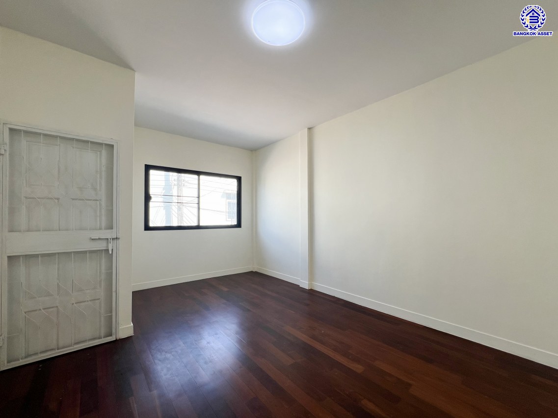 *****ทาวน์เฮ้าส์มือสองกรุงเทพมหานคร โครงการ ซอยลาดพร้าว48 เนื้อที่ 15 ตร.ว. พื้นที่ใช้สอย 120 ตร.ม. หงัก์ชั่น 2 ห้องนอน 2 ห้องน้ำ 1 ที่จอดรถ บนทำเลเชื่อมต่อหลายเส้นทาง ทั้งถนนลาดพร้าว, ถนนรัชดาภิเษก ใกล้โครงการรถไฟฟ้าสายสีเหลือง "สถานีภาวนา" และใกล้เซ็นทรัลลาดพร้าว