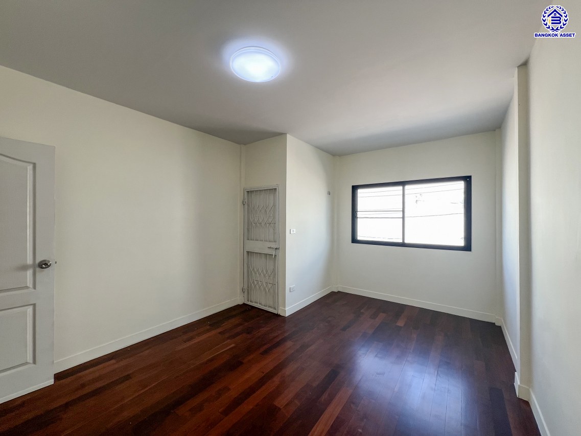 *****ทาวน์เฮ้าส์มือสองกรุงเทพมหานคร โครงการ ซอยลาดพร้าว48 เนื้อที่ 15 ตร.ว. พื้นที่ใช้สอย 120 ตร.ม. หงัก์ชั่น 2 ห้องนอน 2 ห้องน้ำ 1 ที่จอดรถ บนทำเลเชื่อมต่อหลายเส้นทาง ทั้งถนนลาดพร้าว, ถนนรัชดาภิเษก ใกล้โครงการรถไฟฟ้าสายสีเหลือง "สถานีภาวนา" และใกล้เซ็นทรัลลาดพร้าว