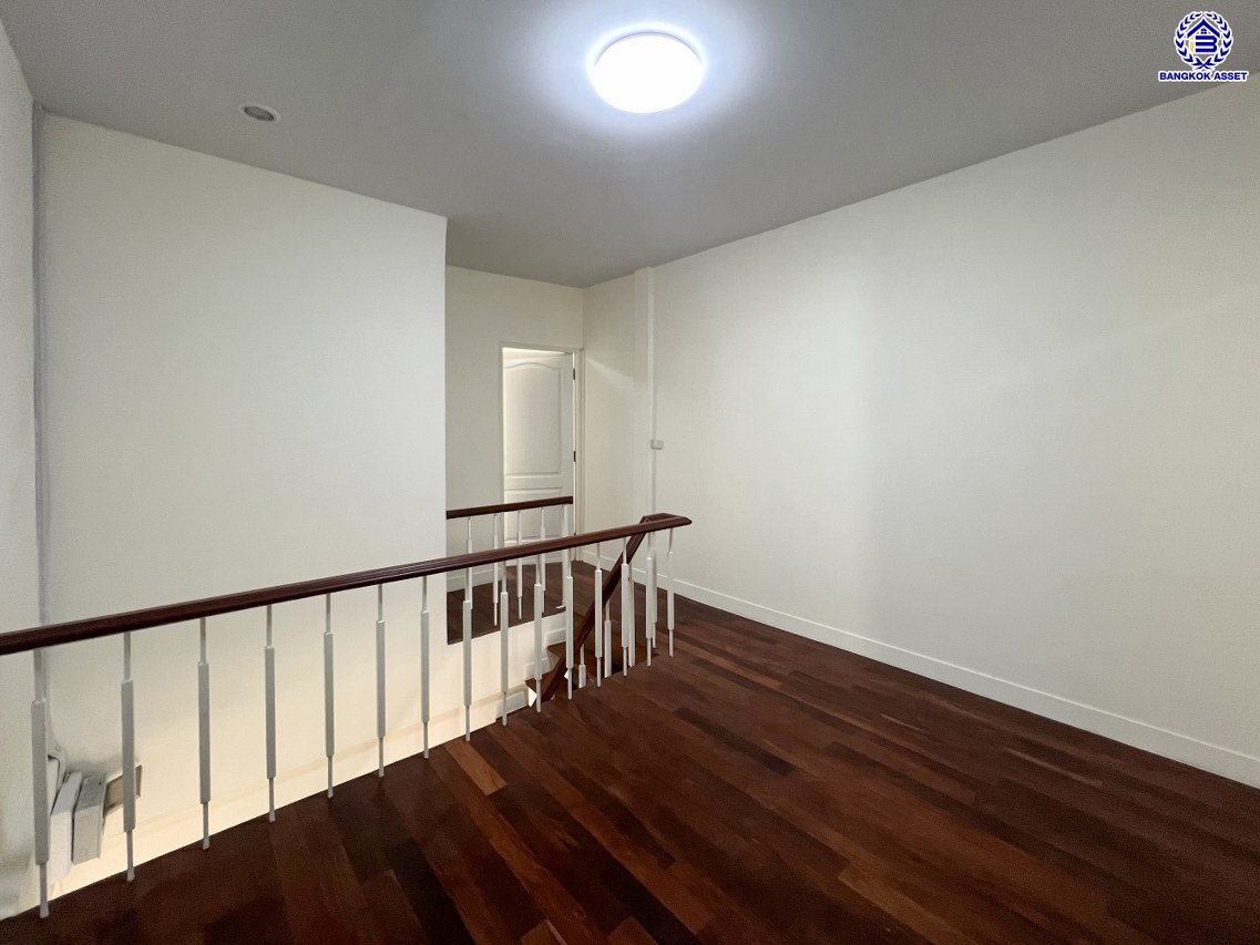 *****ทาวน์เฮ้าส์มือสองกรุงเทพมหานคร โครงการ ซอยลาดพร้าว48 เนื้อที่ 15 ตร.ว. พื้นที่ใช้สอย 120 ตร.ม. หงัก์ชั่น 2 ห้องนอน 2 ห้องน้ำ 1 ที่จอดรถ บนทำเลเชื่อมต่อหลายเส้นทาง ทั้งถนนลาดพร้าว, ถนนรัชดาภิเษก ใกล้โครงการรถไฟฟ้าสายสีเหลือง "สถานีภาวนา" และใกล้เซ็นทรัลลาดพร้าว