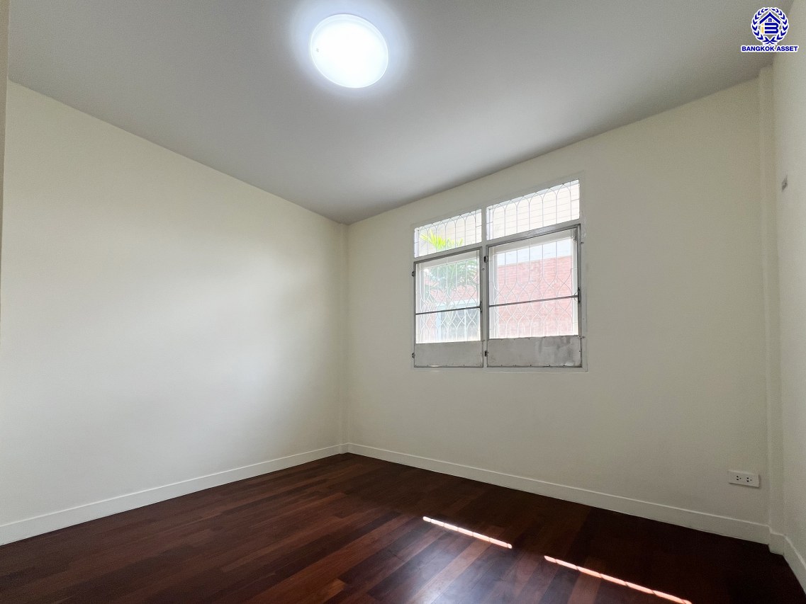 *****ทาวน์เฮ้าส์มือสองกรุงเทพมหานคร โครงการ ซอยลาดพร้าว48 เนื้อที่ 15 ตร.ว. พื้นที่ใช้สอย 120 ตร.ม. หงัก์ชั่น 2 ห้องนอน 2 ห้องน้ำ 1 ที่จอดรถ บนทำเลเชื่อมต่อหลายเส้นทาง ทั้งถนนลาดพร้าว, ถนนรัชดาภิเษก ใกล้โครงการรถไฟฟ้าสายสีเหลือง "สถานีภาวนา" และใกล้เซ็นทรัลลาดพร้าว