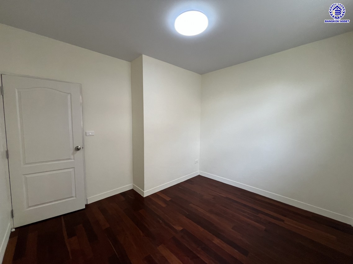 *****ทาวน์เฮ้าส์มือสองกรุงเทพมหานคร โครงการ ซอยลาดพร้าว48 เนื้อที่ 15 ตร.ว. พื้นที่ใช้สอย 120 ตร.ม. หงัก์ชั่น 2 ห้องนอน 2 ห้องน้ำ 1 ที่จอดรถ บนทำเลเชื่อมต่อหลายเส้นทาง ทั้งถนนลาดพร้าว, ถนนรัชดาภิเษก ใกล้โครงการรถไฟฟ้าสายสีเหลือง "สถานีภาวนา" และใกล้เซ็นทรัลลาดพร้าว