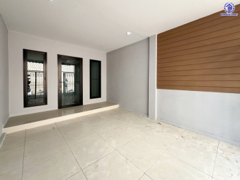 *****ทาวน์เฮ้าส์มือสองกรุงเทพมหานคร โครงการ ซอยลาดพร้าว48 เนื้อที่ 15 ตร.ว. พื้นที่ใช้สอย 120 ตร.ม. หงัก์ชั่น 2 ห้องนอน 2 ห้องน้ำ 1 ที่จอดรถ บนทำเลเชื่อมต่อหลายเส้นทาง ทั้งถนนลาดพร้าว, ถนนรัชดาภิเษก ใกล้โครงการรถไฟฟ้าสายสีเหลือง "สถานีภาวนา" และใกล้เซ็นทรัลลาดพร้าว