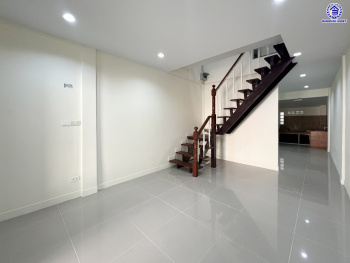 *****ทาวน์เฮ้าส์มือสองกรุงเทพมหานคร โครงการ ซอยลาดพร้าว48 เนื้อที่ 15 ตร.ว. พื้นที่ใช้สอย 120 ตร.ม. หงัก์ชั่น 2 ห้องนอน 2 ห้องน้ำ 1 ที่จอดรถ บนทำเลเชื่อมต่อหลายเส้นทาง ทั้งถนนลาดพร้าว, ถนนรัชดาภิเษก ใกล้โครงการรถไฟฟ้าสายสีเหลือง "สถานีภาวนา" และใกล้เซ็นทรัลลาดพร้าว