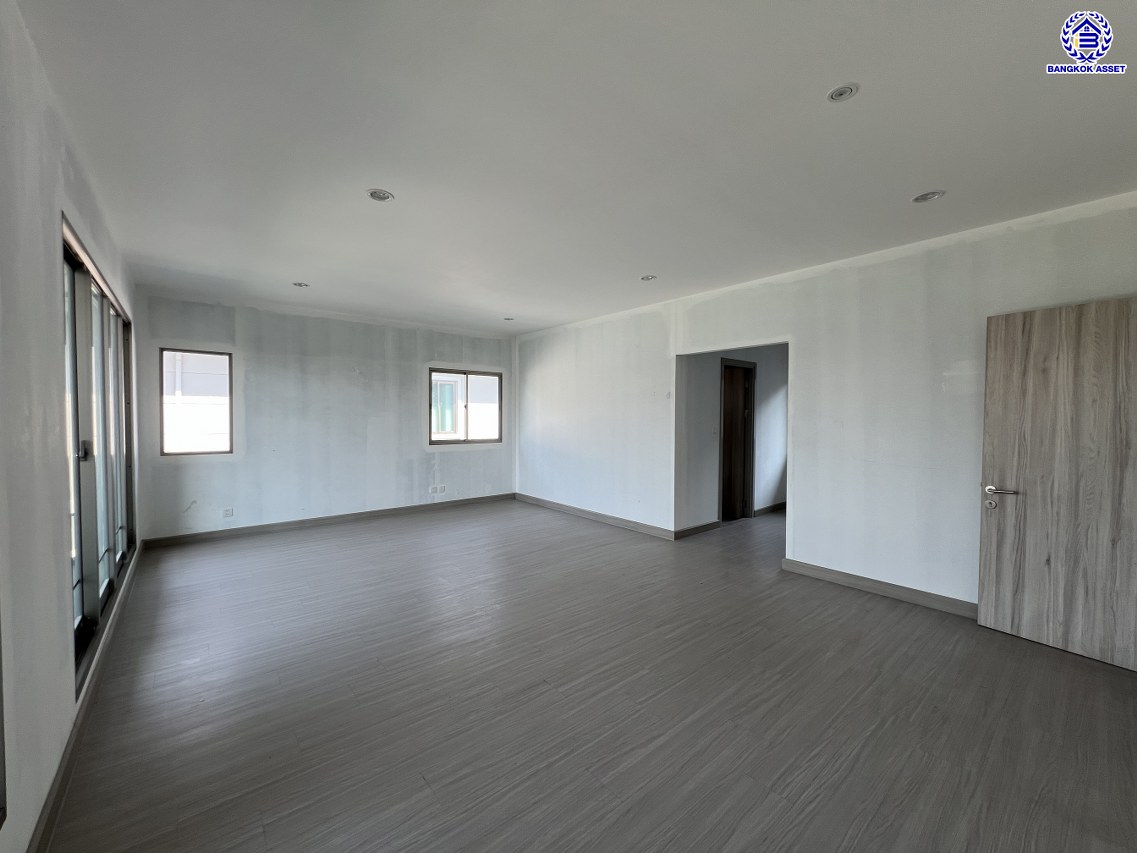 *****บ้านเดี่ยวมือสองนนทบุรี โครงการ เดอะปาล์ม แจ้งวัฒนะ-ชัยพฤกษ์ เนื้อที่กว้าง 69.60 ตร.ว. พื้นที่ใช้สอย 263 ตร.ม. ฟังก์ชัน 4 ห้องนอน 4 ห้องน้ำ 3 ที่จอดรถ บนทำเลแห่งการเดินทาง เชื่อมต่อถนนแจ้งวัฒนะ, ถนนชัยพฤกษ์, ถนนติวานนท์ และใกล้เมเจอร์ ฮอลลีวูด ปากเกร็ด และเซ็นทรัล แจ้งวัฒนะ จองเลย!