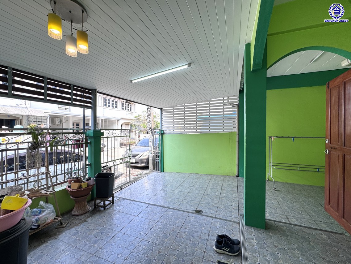 *****ทาวน์เฮ้าส์มือสอง นนทบุรี โครงการ ปิยะนันท์ กาญจนาภิเษก เนื้อที่ 18.7 ตร.ว. พื้นที่ใช้สอย 138 ตร.ม. ฟังก์ชัน 2 ห้องนอน 2 ห้องน้ำ 1 ที่จอดรถ บนทำเลเชื่อมต่อหลายเส้นทางทั้งกาญจนาภิเษก, ถนนบรมราชชนนี, ถนนพุทธมณฑล, ถนนนครอินทร์ ใกล้ทางด่วน "ศรีรัช" เซ็นทรัล เวสต์วิลล์ และเซ็นทรัล เวสต์เกต