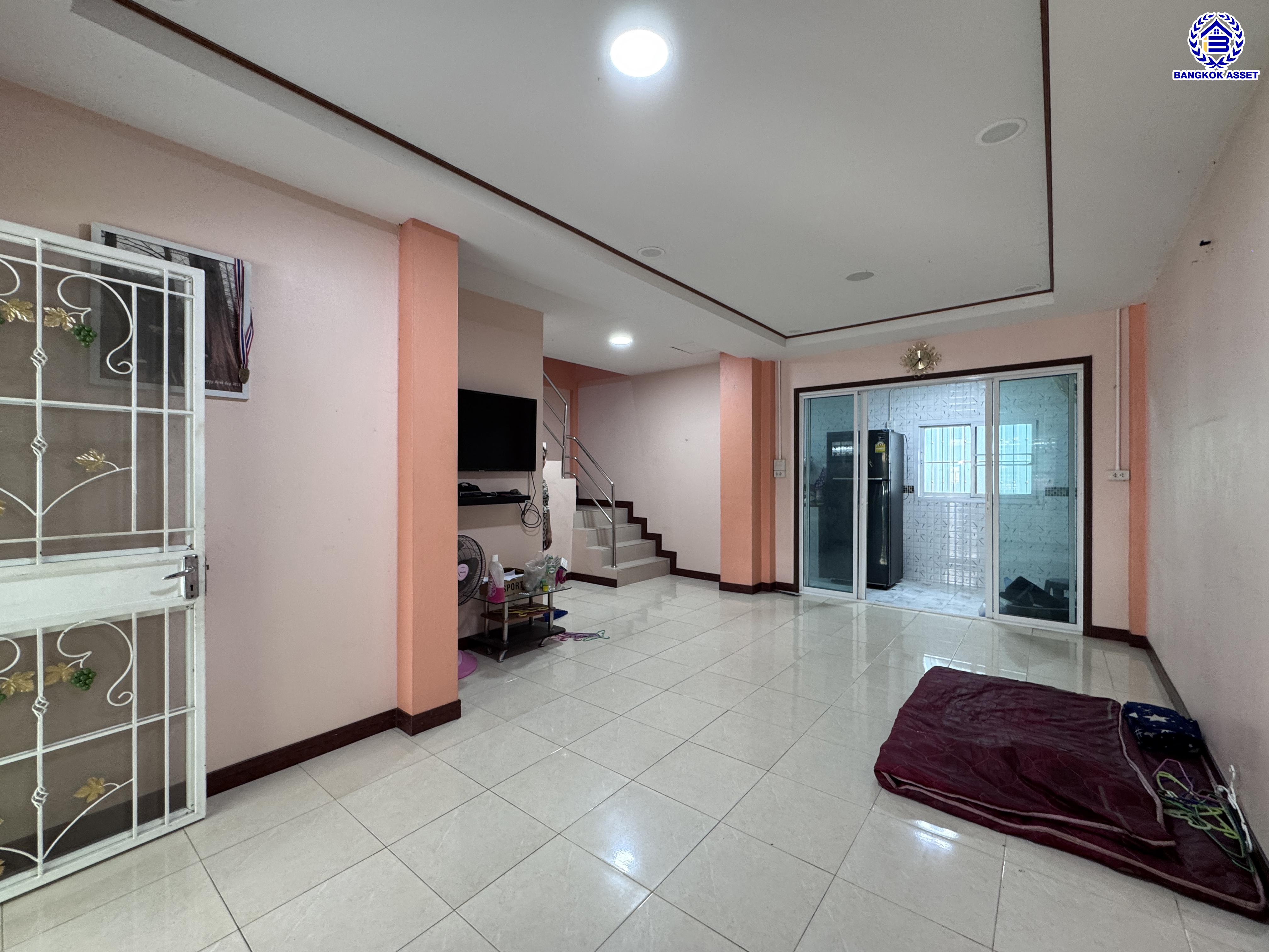 *****ทาวน์เฮ้าส์มือสอง นนทบุรี โครงการ ปิยะนันท์ กาญจนาภิเษก เนื้อที่ 18.7 ตร.ว. พื้นที่ใช้สอย 138 ตร.ม. ฟังก์ชัน 2 ห้องนอน 2 ห้องน้ำ 1 ที่จอดรถ บนทำเลเชื่อมต่อหลายเส้นทางทั้งกาญจนาภิเษก, ถนนบรมราชชนนี, ถนนพุทธมณฑล, ถนนนครอินทร์ ใกล้ทางด่วน "ศรีรัช" เซ็นทรัล เวสต์วิลล์ และเซ็นทรัล เวสต์เกต