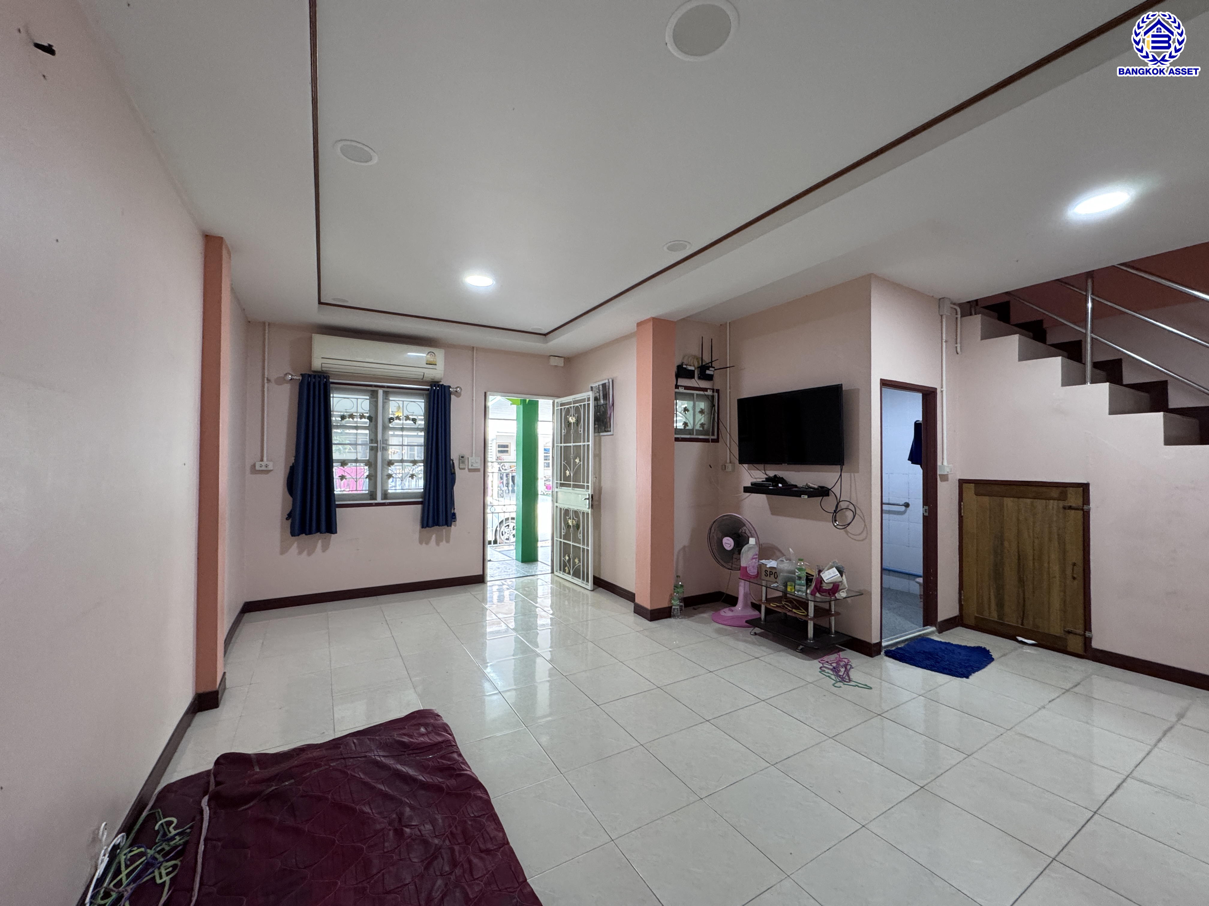 *****ทาวน์เฮ้าส์มือสอง นนทบุรี โครงการ ปิยะนันท์ กาญจนาภิเษก เนื้อที่ 18.7 ตร.ว. พื้นที่ใช้สอย 138 ตร.ม. ฟังก์ชัน 2 ห้องนอน 2 ห้องน้ำ 1 ที่จอดรถ บนทำเลเชื่อมต่อหลายเส้นทางทั้งกาญจนาภิเษก, ถนนบรมราชชนนี, ถนนพุทธมณฑล, ถนนนครอินทร์ ใกล้ทางด่วน "ศรีรัช" เซ็นทรัล เวสต์วิลล์ และเซ็นทรัล เวสต์เกต