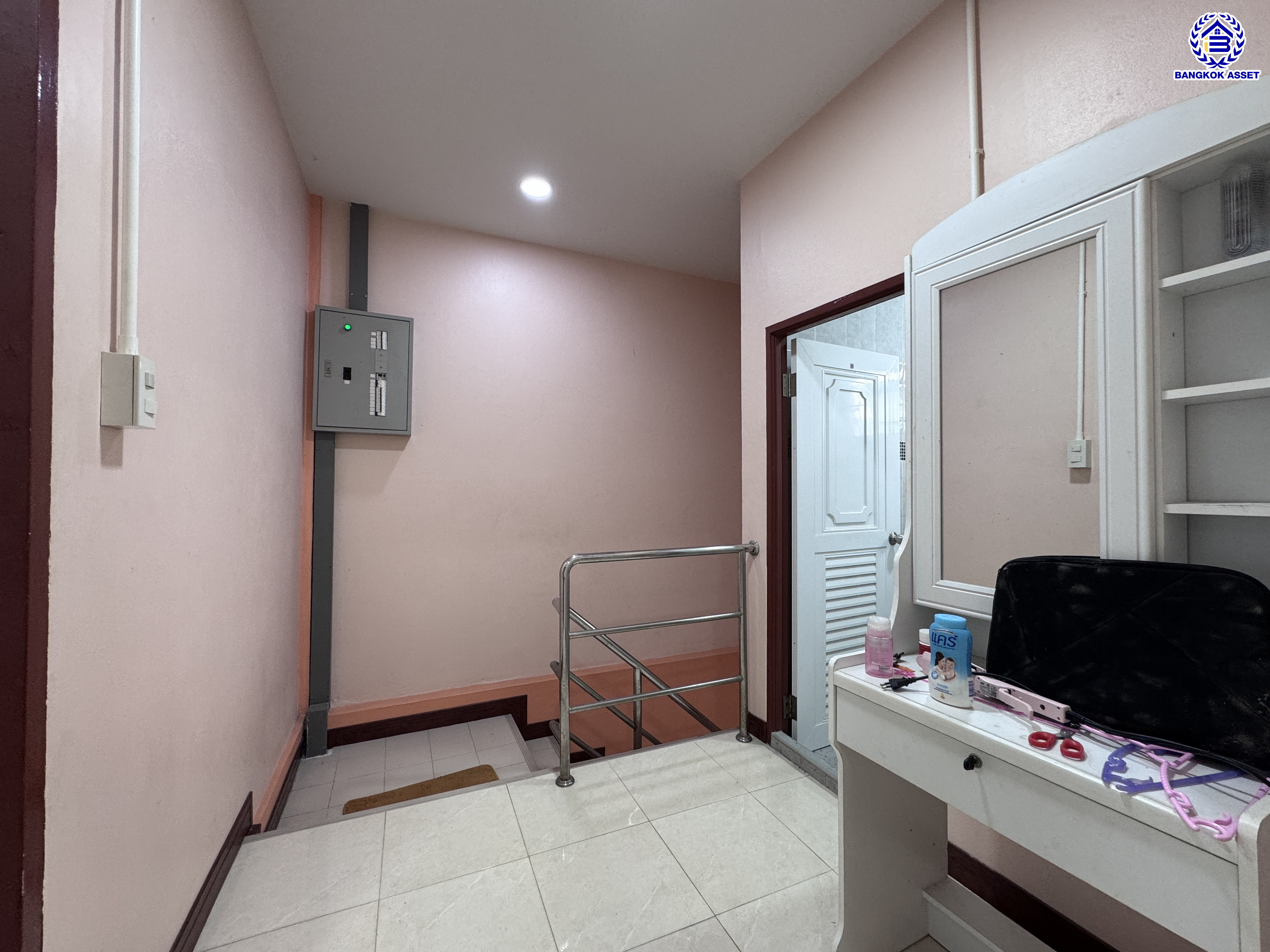 *****ทาวน์เฮ้าส์มือสอง นนทบุรี โครงการ ปิยะนันท์ กาญจนาภิเษก เนื้อที่ 18.7 ตร.ว. พื้นที่ใช้สอย 138 ตร.ม. ฟังก์ชัน 2 ห้องนอน 2 ห้องน้ำ 1 ที่จอดรถ บนทำเลเชื่อมต่อหลายเส้นทางทั้งกาญจนาภิเษก, ถนนบรมราชชนนี, ถนนพุทธมณฑล, ถนนนครอินทร์ ใกล้ทางด่วน "ศรีรัช" เซ็นทรัล เวสต์วิลล์ และเซ็นทรัล เวสต์เกต