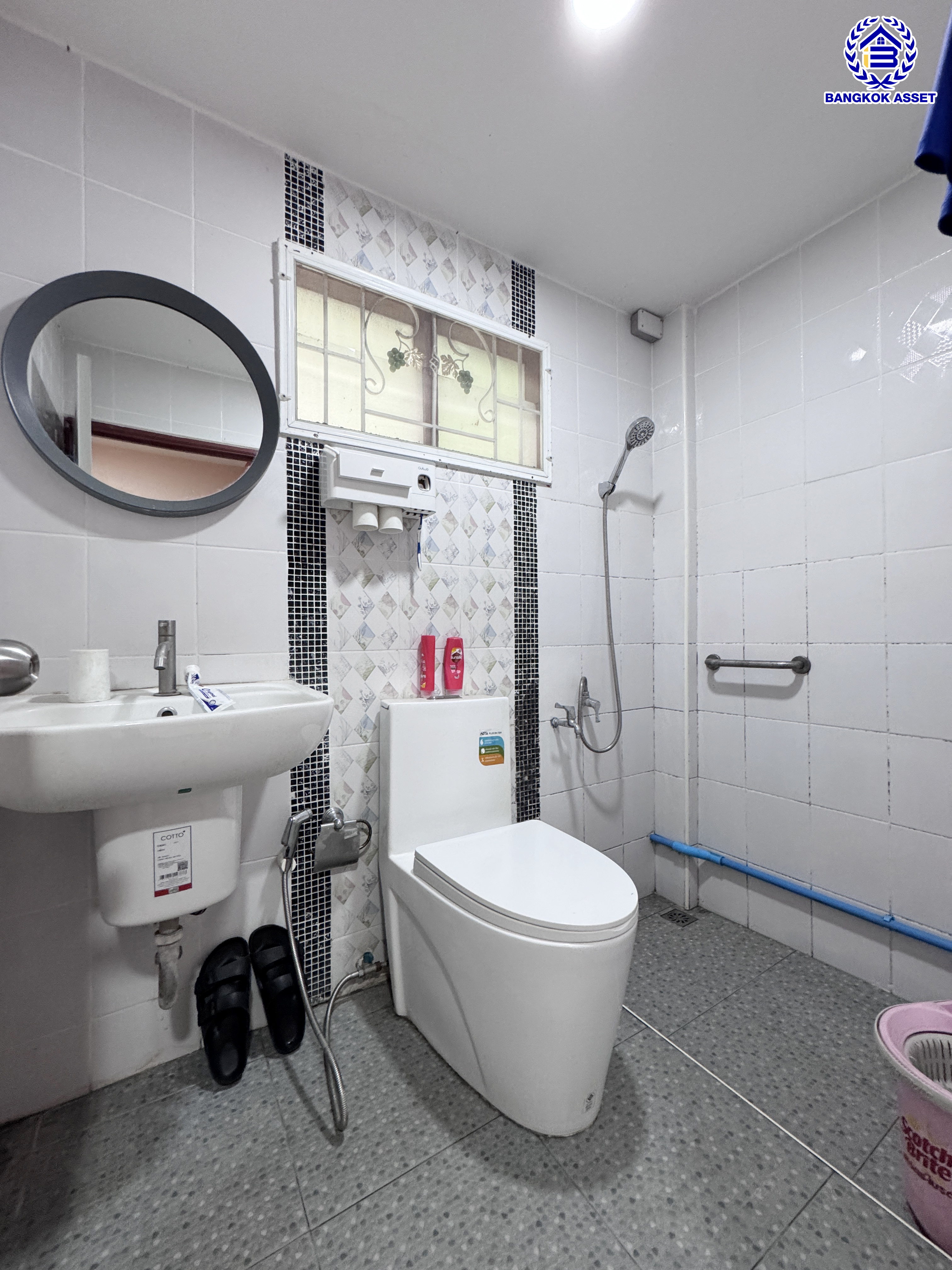 *****ทาวน์เฮ้าส์มือสอง นนทบุรี โครงการ ปิยะนันท์ กาญจนาภิเษก เนื้อที่ 18.7 ตร.ว. พื้นที่ใช้สอย 138 ตร.ม. ฟังก์ชัน 2 ห้องนอน 2 ห้องน้ำ 1 ที่จอดรถ บนทำเลเชื่อมต่อหลายเส้นทางทั้งกาญจนาภิเษก, ถนนบรมราชชนนี, ถนนพุทธมณฑล, ถนนนครอินทร์ ใกล้ทางด่วน "ศรีรัช" เซ็นทรัล เวสต์วิลล์ และเซ็นทรัล เวสต์เกต