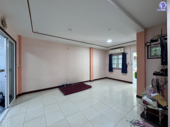 *****ทาวน์เฮ้าส์มือสอง นนทบุรี โครงการ ปิยะนันท์ กาญจนาภิเษก เนื้อที่ 18.7 ตร.ว. พื้นที่ใช้สอย 138 ตร.ม. ฟังก์ชัน 2 ห้องนอน 2 ห้องน้ำ 1 ที่จอดรถ บนทำเลเชื่อมต่อหลายเส้นทางทั้งกาญจนาภิเษก, ถนนบรมราชชนนี, ถนนพุทธมณฑล, ถนนนครอินทร์ ใกล้ทางด่วน "ศรีรัช" เซ็นทรัล เวสต์วิลล์ และเซ็นทรัล เวสต์เกต