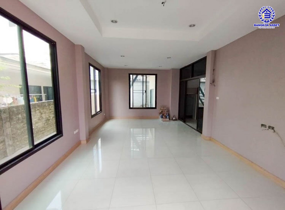 *****บ้านเดี่ยวมือสองกรุงเทพมหานคร โครงการ ปริญสิริ กาญจนาภิเษก เนื้อที่กว้าง 54.00 ตร.ว. พื้นที่ใช้สอย 180 ตร.ม. ฟังก์ชัน 3 ห้องนอน 3 ห้องน้ำ 2 ที่จอดรถ บนทำเลแห่งการเดินทาง เชื่อมต่อถนนเอกชัย, ถนนพระราม 2 ใกล้รถไฟฟ้าสายสีน้ำเงิน "สถานีหลักสอง" และจุดขึ้นทางด่วน "พระราม2"