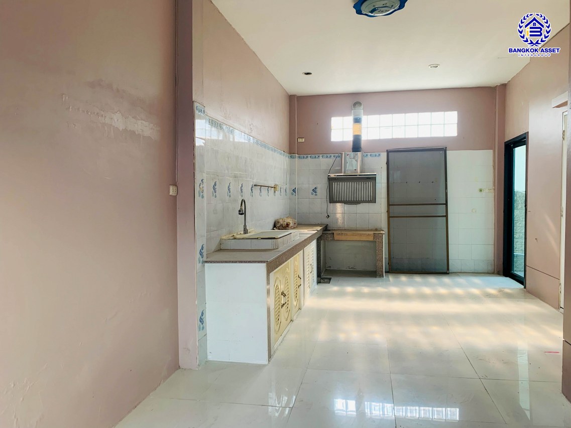 *****บ้านเดี่ยวมือสองกรุงเทพมหานคร โครงการ ปริญสิริ กาญจนาภิเษก เนื้อที่กว้าง 54.00 ตร.ว. พื้นที่ใช้สอย 180 ตร.ม. ฟังก์ชัน 3 ห้องนอน 3 ห้องน้ำ 2 ที่จอดรถ บนทำเลแห่งการเดินทาง เชื่อมต่อถนนเอกชัย, ถนนพระราม 2 ใกล้รถไฟฟ้าสายสีน้ำเงิน "สถานีหลักสอง" และจุดขึ้นทางด่วน "พระราม2"