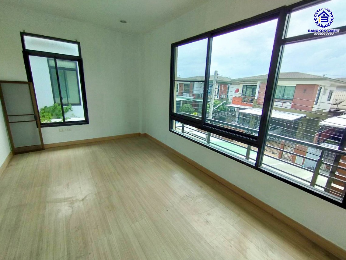 *****บ้านเดี่ยวมือสองกรุงเทพมหานคร โครงการ ปริญสิริ กาญจนาภิเษก เนื้อที่กว้าง 54.00 ตร.ว. พื้นที่ใช้สอย 180 ตร.ม. ฟังก์ชัน 3 ห้องนอน 3 ห้องน้ำ 2 ที่จอดรถ บนทำเลแห่งการเดินทาง เชื่อมต่อถนนเอกชัย, ถนนพระราม 2 ใกล้รถไฟฟ้าสายสีน้ำเงิน "สถานีหลักสอง" และจุดขึ้นทางด่วน "พระราม2"