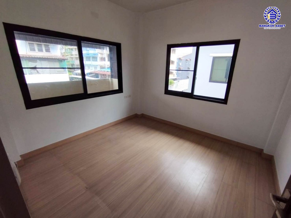 *****บ้านเดี่ยวมือสองกรุงเทพมหานคร โครงการ ปริญสิริ กาญจนาภิเษก เนื้อที่กว้าง 54.00 ตร.ว. พื้นที่ใช้สอย 180 ตร.ม. ฟังก์ชัน 3 ห้องนอน 3 ห้องน้ำ 2 ที่จอดรถ บนทำเลแห่งการเดินทาง เชื่อมต่อถนนเอกชัย, ถนนพระราม 2 ใกล้รถไฟฟ้าสายสีน้ำเงิน "สถานีหลักสอง" และจุดขึ้นทางด่วน "พระราม2"