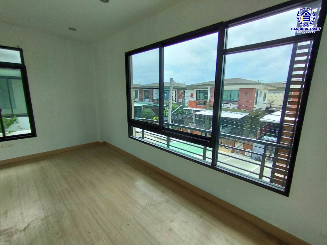 *****บ้านเดี่ยวมือสองกรุงเทพมหานคร โครงการ ปริญสิริ กาญจนาภิเษก เนื้อที่กว้าง 54.00 ตร.ว. พื้นที่ใช้สอย 180 ตร.ม. ฟังก์ชัน 3 ห้องนอน 3 ห้องน้ำ 2 ที่จอดรถ บนทำเลแห่งการเดินทาง เชื่อมต่อถนนเอกชัย, ถนนพระราม 2 ใกล้รถไฟฟ้าสายสีน้ำเงิน "สถานีหลักสอง" และจุดขึ้นทางด่วน "พระราม2"