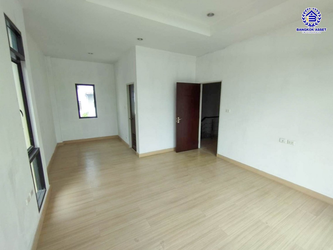 *****บ้านเดี่ยวมือสองกรุงเทพมหานคร โครงการ ปริญสิริ กาญจนาภิเษก เนื้อที่กว้าง 54.00 ตร.ว. พื้นที่ใช้สอย 180 ตร.ม. ฟังก์ชัน 3 ห้องนอน 3 ห้องน้ำ 2 ที่จอดรถ บนทำเลแห่งการเดินทาง เชื่อมต่อถนนเอกชัย, ถนนพระราม 2 ใกล้รถไฟฟ้าสายสีน้ำเงิน "สถานีหลักสอง" และจุดขึ้นทางด่วน "พระราม2"