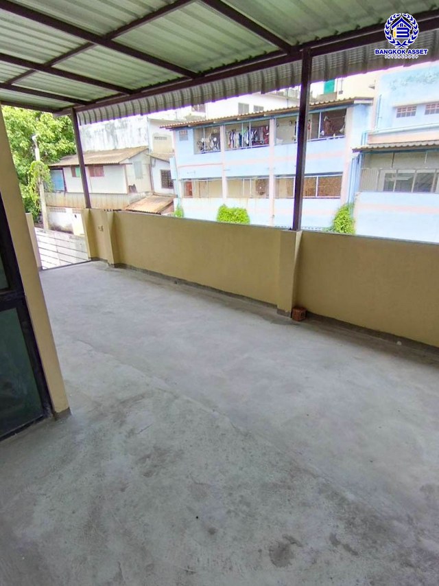 *****บ้านเดี่ยวมือสองกรุงเทพมหานคร โครงการ ปริญสิริ กาญจนาภิเษก เนื้อที่กว้าง 54.00 ตร.ว. พื้นที่ใช้สอย 180 ตร.ม. ฟังก์ชัน 3 ห้องนอน 3 ห้องน้ำ 2 ที่จอดรถ บนทำเลแห่งการเดินทาง เชื่อมต่อถนนเอกชัย, ถนนพระราม 2 ใกล้รถไฟฟ้าสายสีน้ำเงิน "สถานีหลักสอง" และจุดขึ้นทางด่วน "พระราม2"