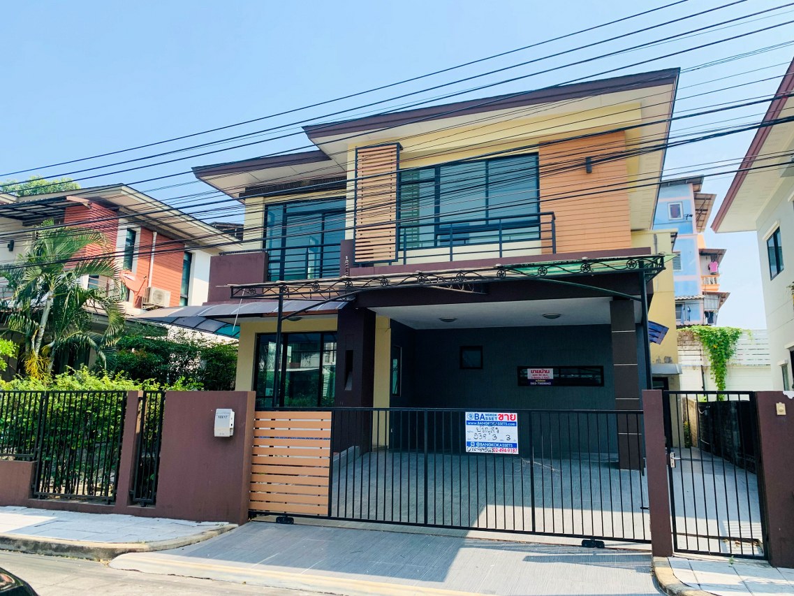 *****บ้านเดี่ยวมือสองกรุงเทพมหานคร โครงการ ปริญสิริ กาญจนาภิเษก เนื้อที่กว้าง 54.00 ตร.ว. พื้นที่ใช้สอย 180 ตร.ม. ฟังก์ชัน 3 ห้องนอน 3 ห้องน้ำ 2 ที่จอดรถ บนทำเลแห่งการเดินทาง เชื่อมต่อถนนเอกชัย, ถนนพระราม 2 ใกล้รถไฟฟ้าสายสีน้ำเงิน "สถานีหลักสอง" และจุดขึ้นทางด่วน "พระราม2"