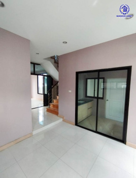 *****บ้านเดี่ยวมือสองกรุงเทพมหานคร โครงการ ปริญสิริ กาญจนาภิเษก เนื้อที่กว้าง 54.00 ตร.ว. พื้นที่ใช้สอย 180 ตร.ม. ฟังก์ชัน 3 ห้องนอน 3 ห้องน้ำ 2 ที่จอดรถ บนทำเลแห่งการเดินทาง เชื่อมต่อถนนเอกชัย, ถนนพระราม 2 ใกล้รถไฟฟ้าสายสีน้ำเงิน "สถานีหลักสอง" และจุดขึ้นทางด่วน "พระราม2"